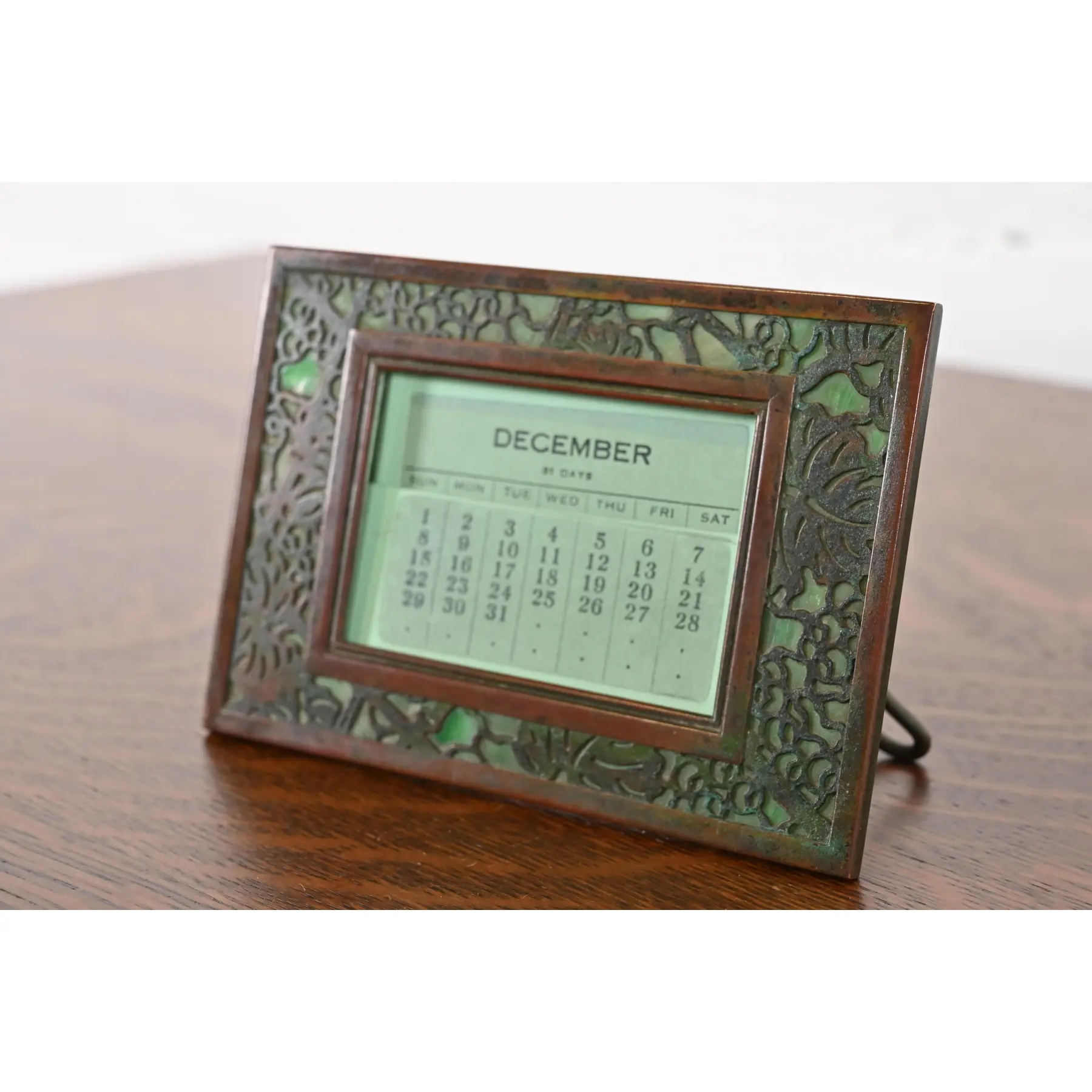 Tiffany Studios New York Grapevine Bronze and Slag Glass Desk Calendar Frame or Picture Frame - Image 3