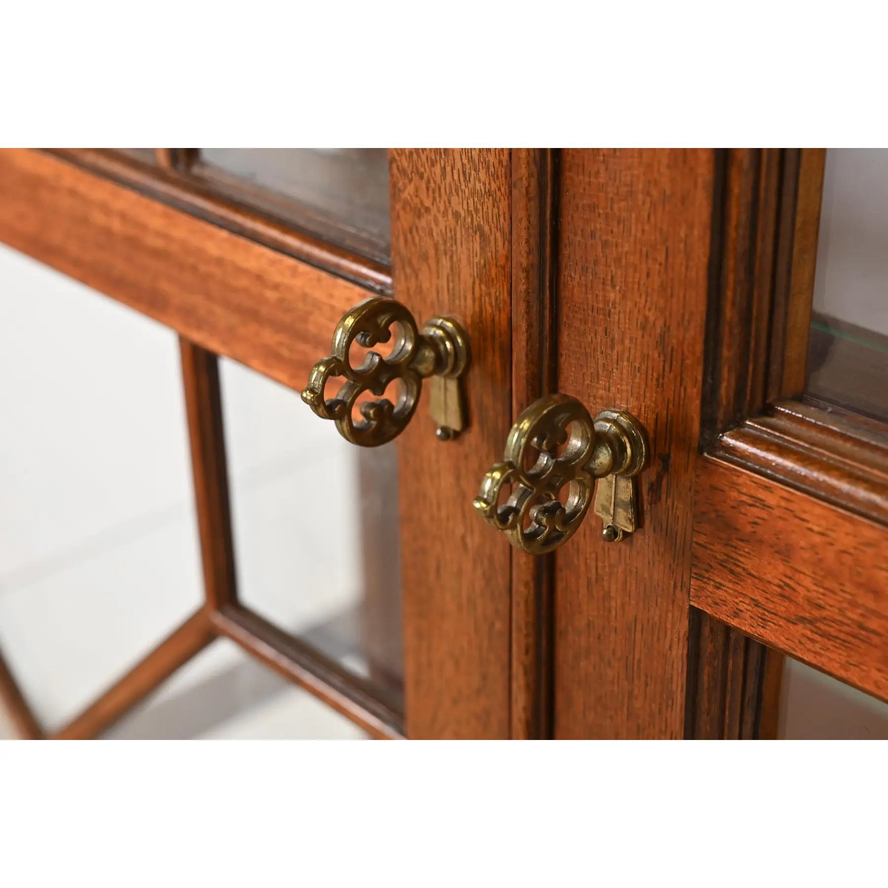 Baker Furniture Georgian Carved Mahogany Lighted Breakfront Bookcase or Display Cabinet - Image 7