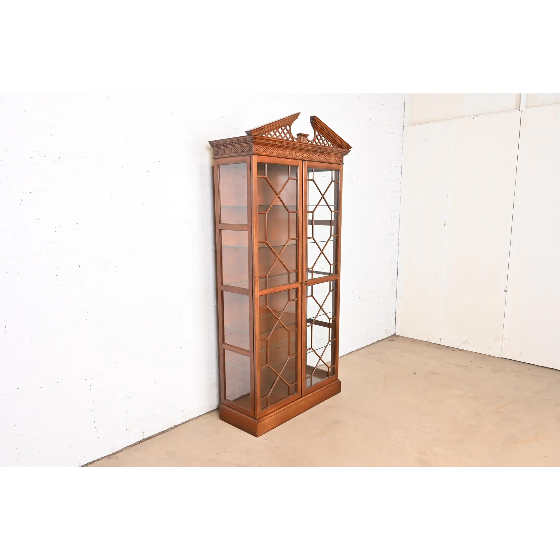 Baker Furniture Georgian Carved Mahogany Lighted Breakfront Bookcase or Display Cabinet - Image 4