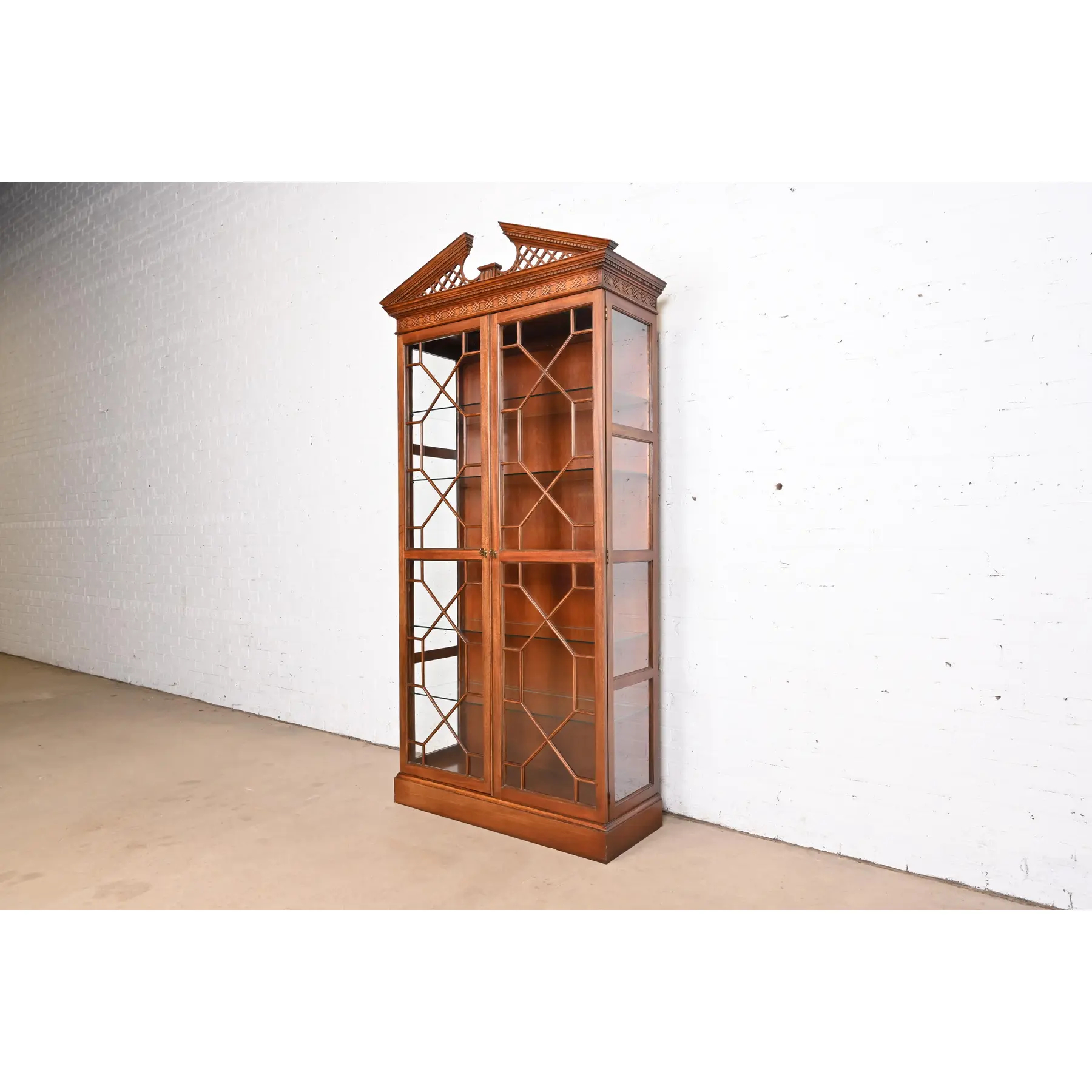 Baker Furniture Georgian Carved Mahogany Lighted Breakfront Bookcase or Display Cabinet - Image 3