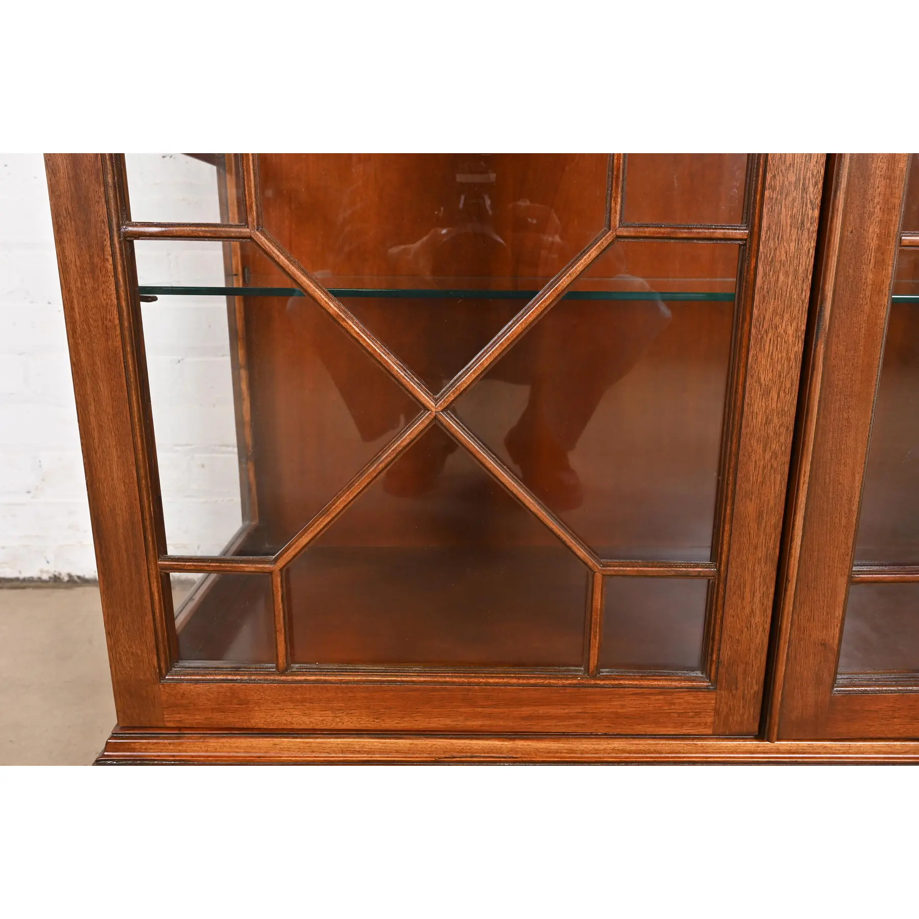 Baker Furniture Georgian Carved Mahogany Lighted Breakfront Bookcase or Display Cabinet - Image 8