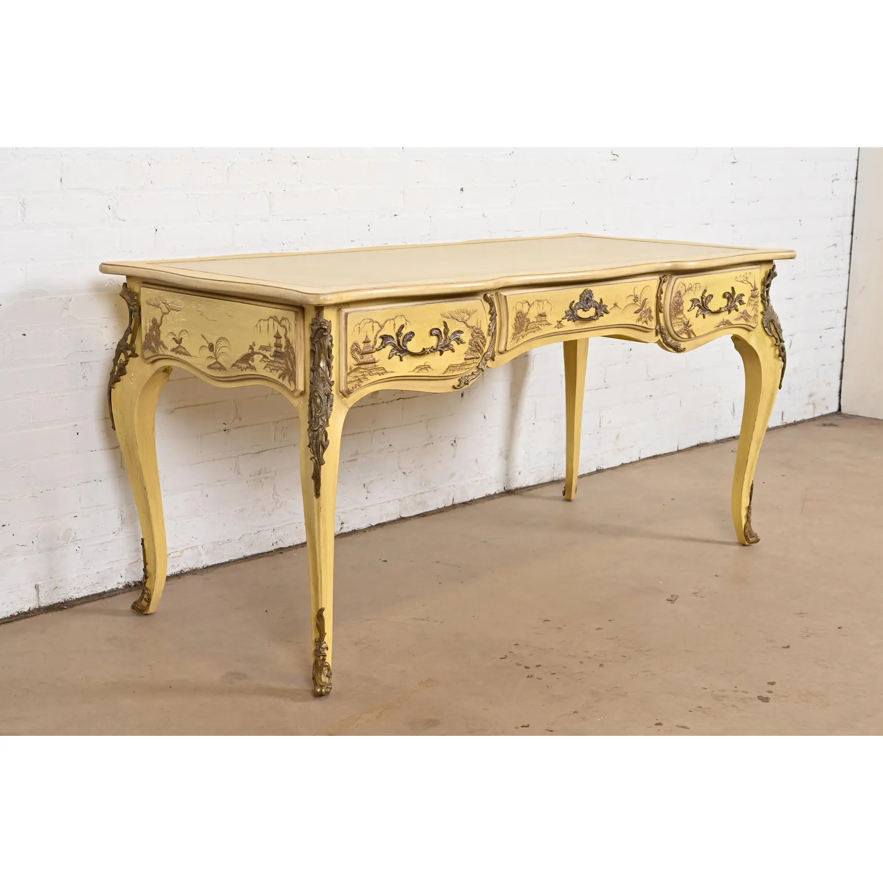 Karges French Louis XV Chinoiserie Cream Lacquered Leather Top Bureau Plat Desk With Mounted Bronze Ormolu - Image 4