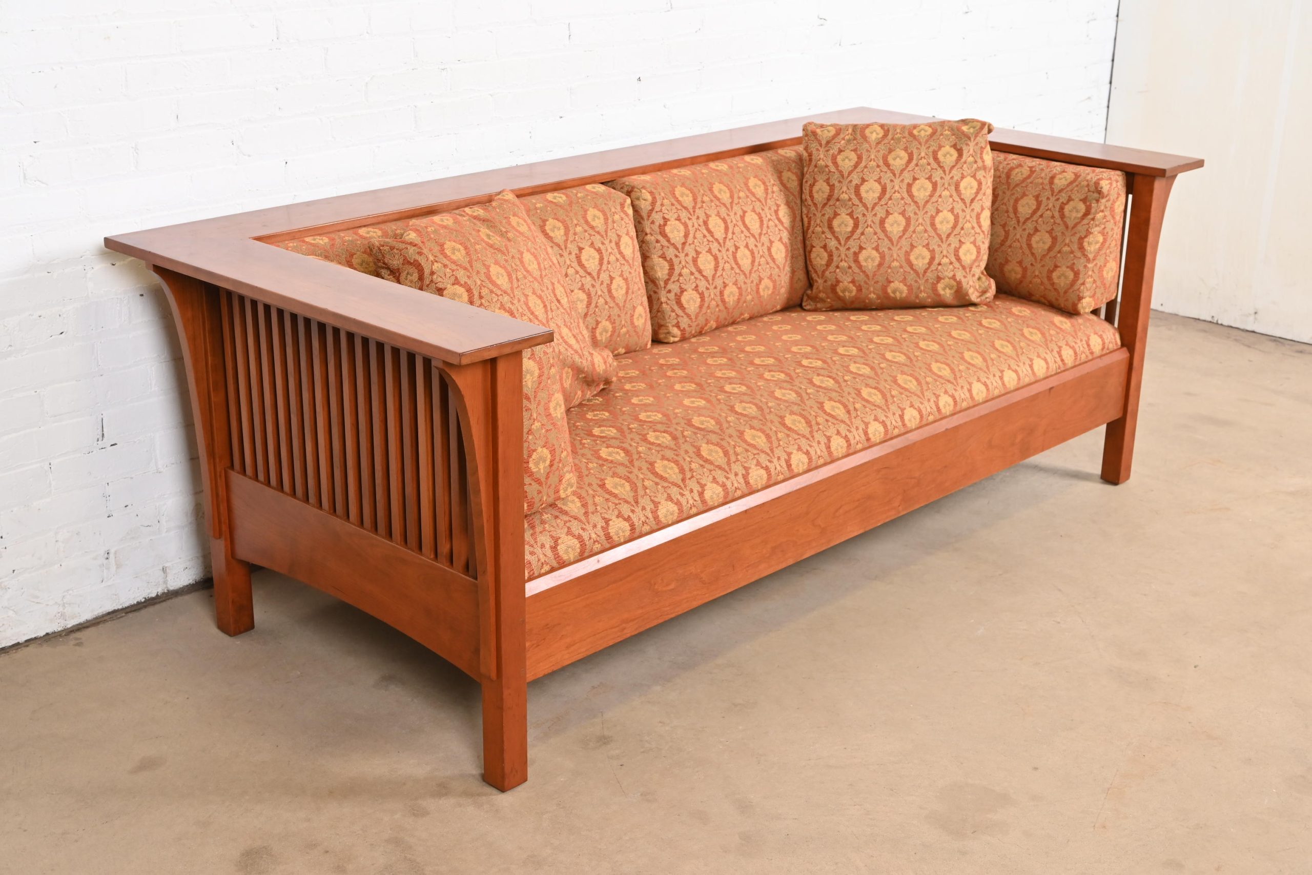 Stickley Mission Arts and Crafts Cherry Wood Spindle Settle Sofa - Image 4