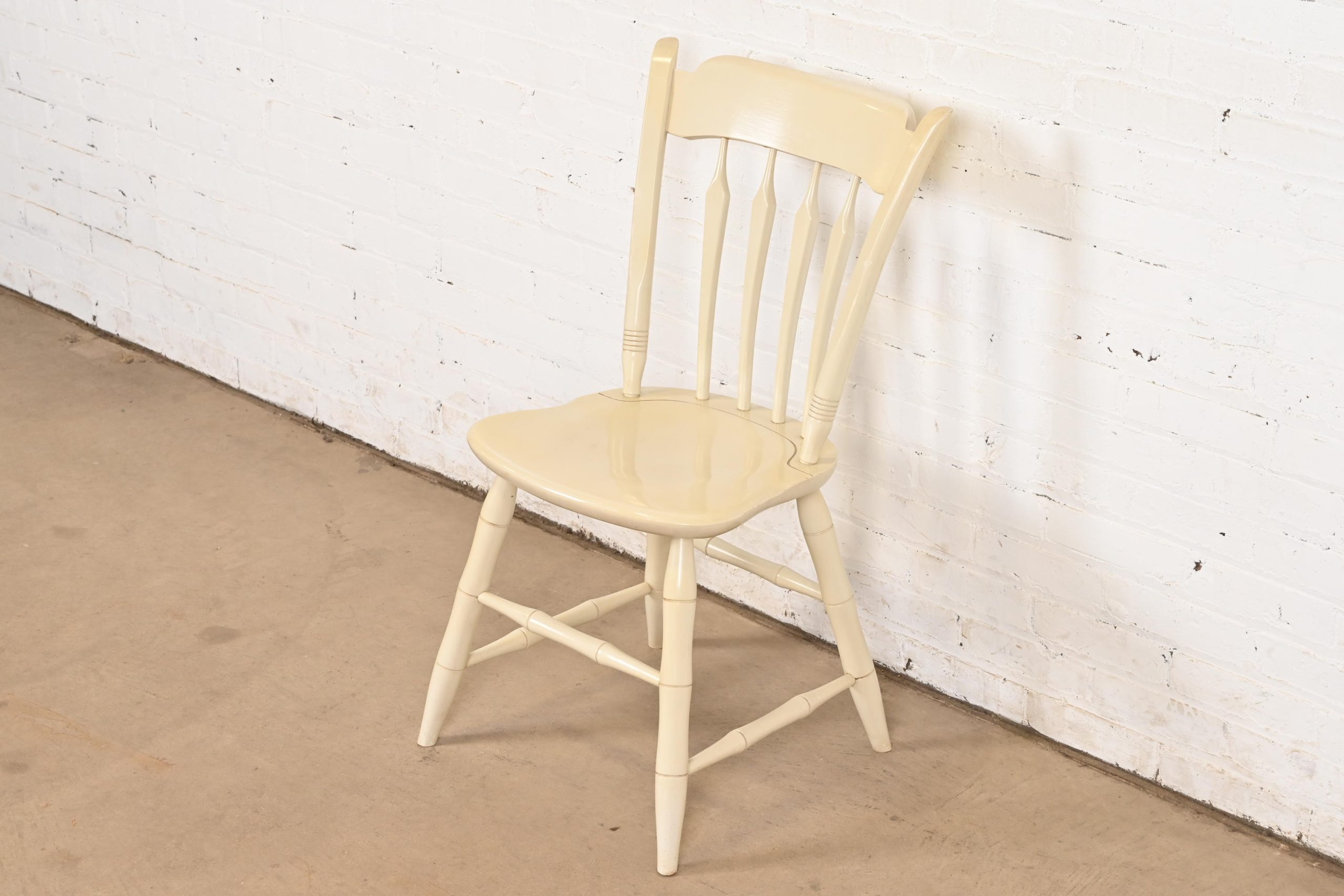 Ethan Allen American Carved Cream Lacquered Solid Maple Spindle Back Side Chair or Desk Chair - Image 4