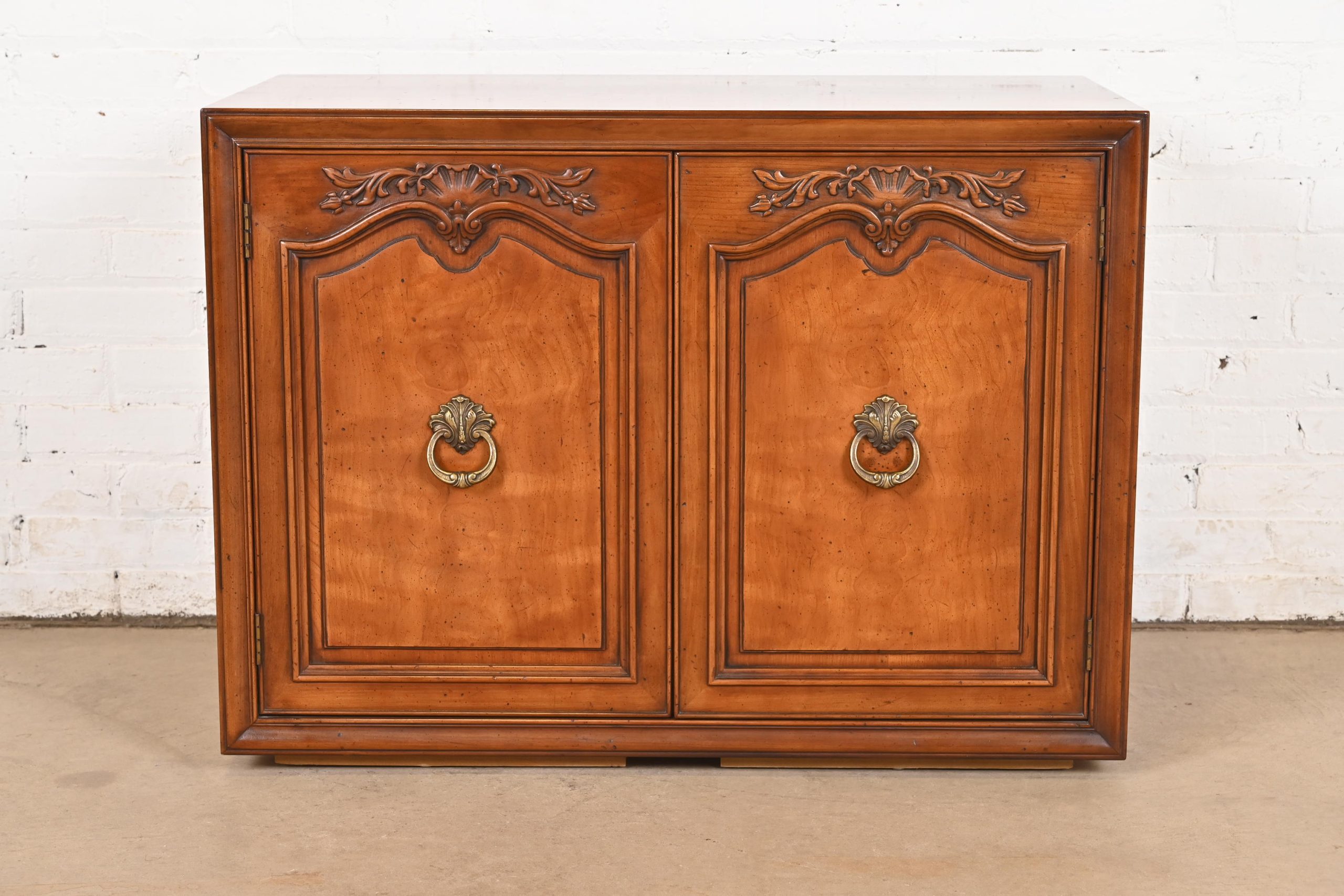 Henredon French Provincial Louis XV Carved Walnut Buffet Server or Bar Cabinet, Circa 1960s