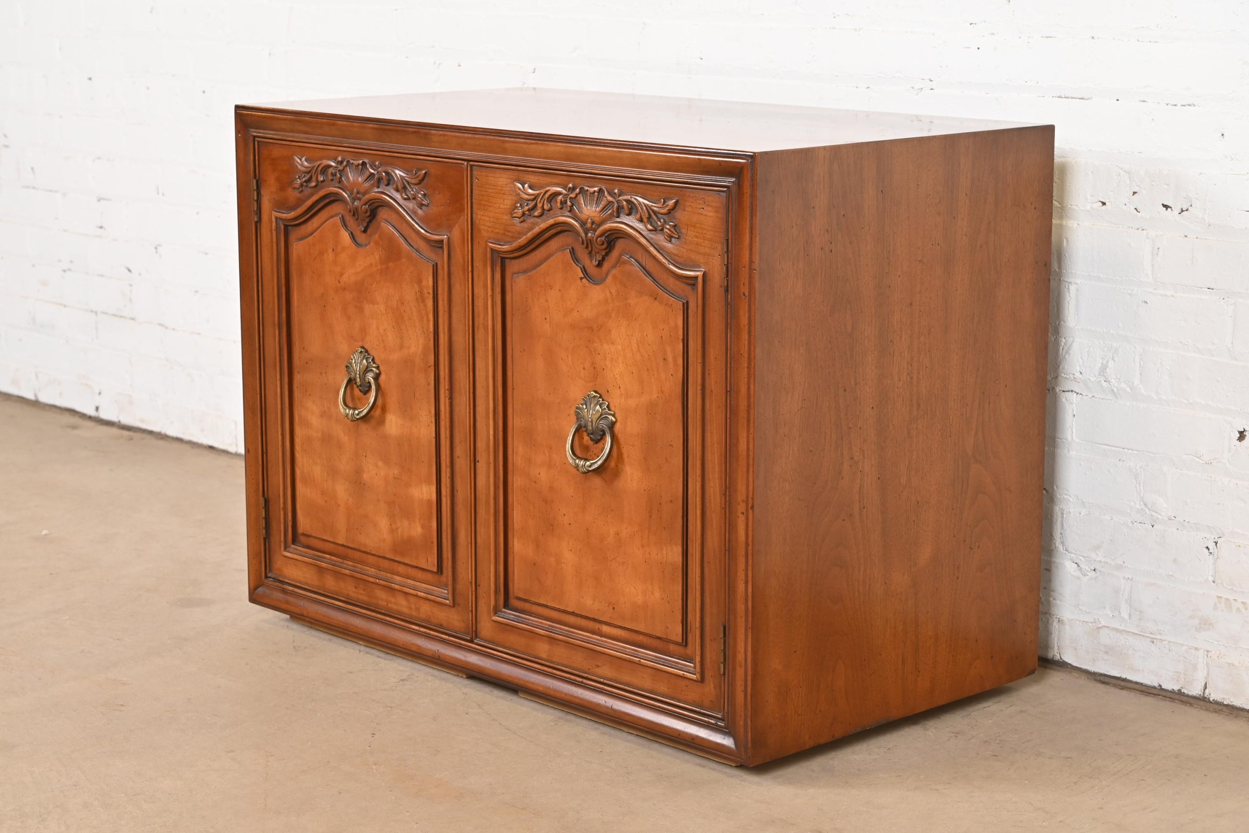 Henredon French Provincial Louis XV Carved Walnut Buffet Server or Bar Cabinet, Circa 1960s - Image 3