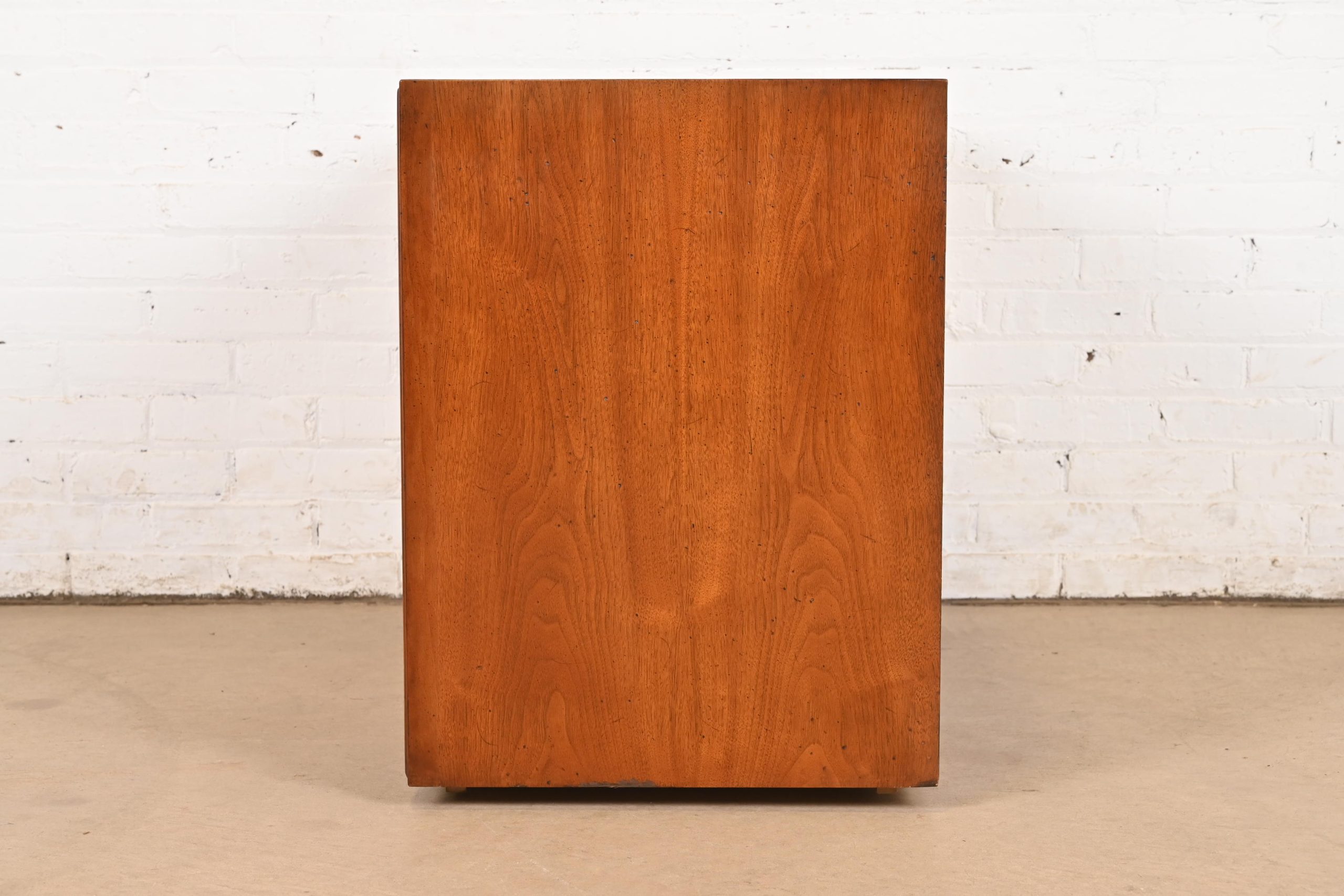 Henredon French Provincial Louis XV Carved Walnut Buffet Server or Bar Cabinet, Circa 1960s - Image 9