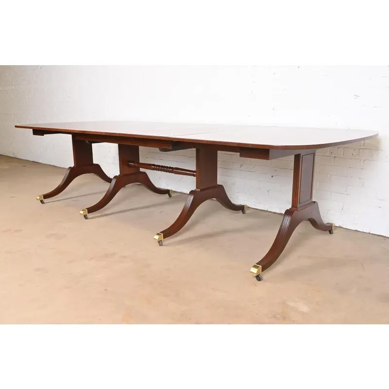 Baker Furniture Georgian Banded Mahogany Pedestal Dining Table, Newly Refinished - Image 2