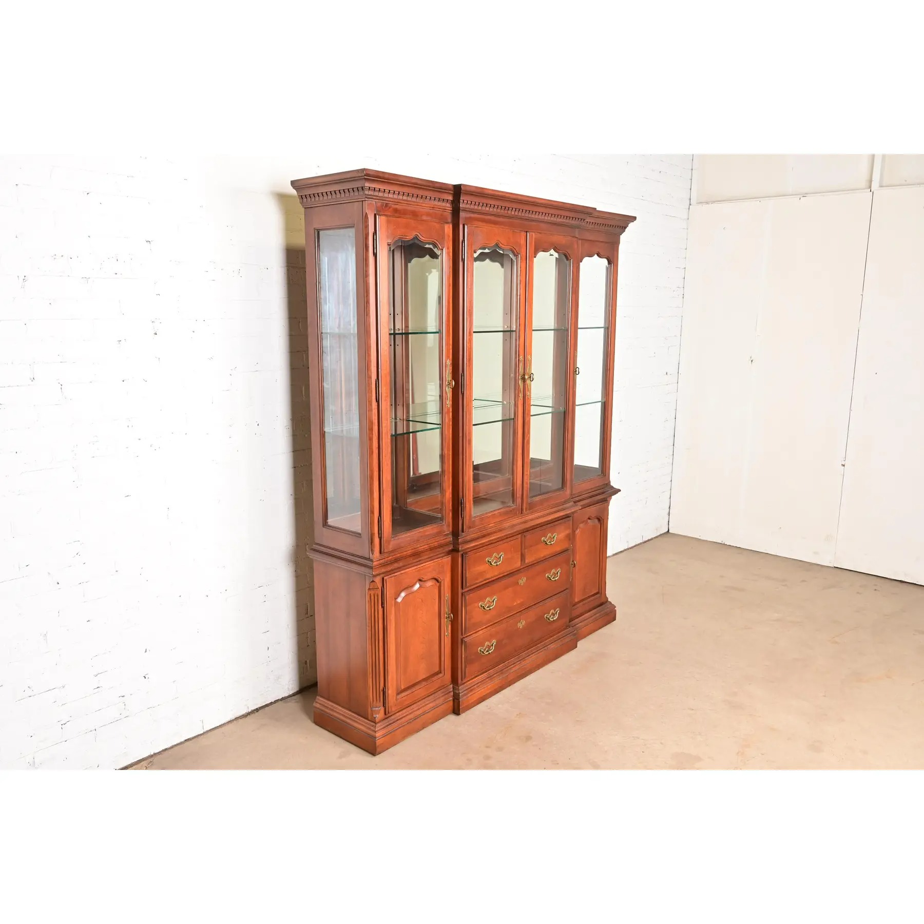 Thomasville Georgian Carved Cherry Wood Lighted Breakfront Bookcase or Display Cabinet - Image 4
