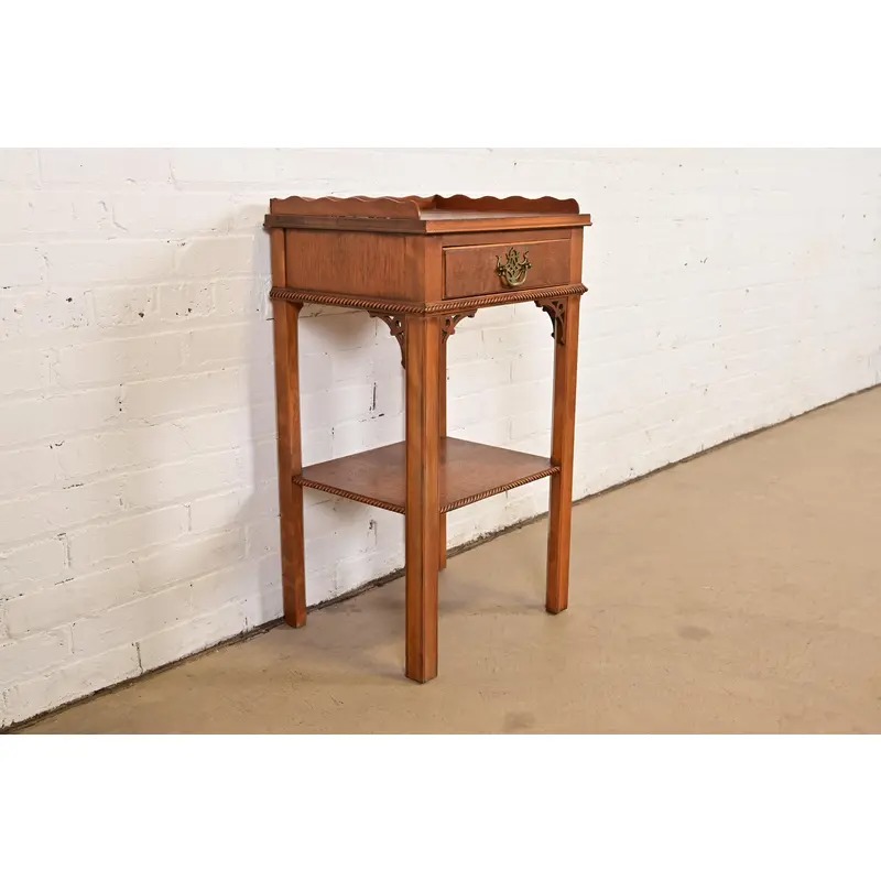 Georgian Carved Mahogany Nightstand or Occasional Side Table by Northern Furniture Co., Circa 1960s - Image 4