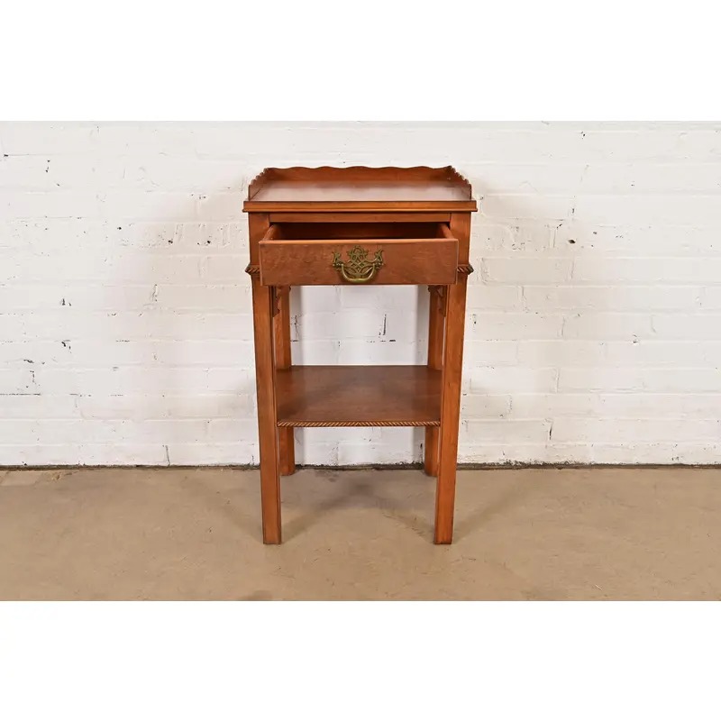 Georgian Carved Mahogany Nightstand or Occasional Side Table by Northern Furniture Co., Circa 1960s - Image 5