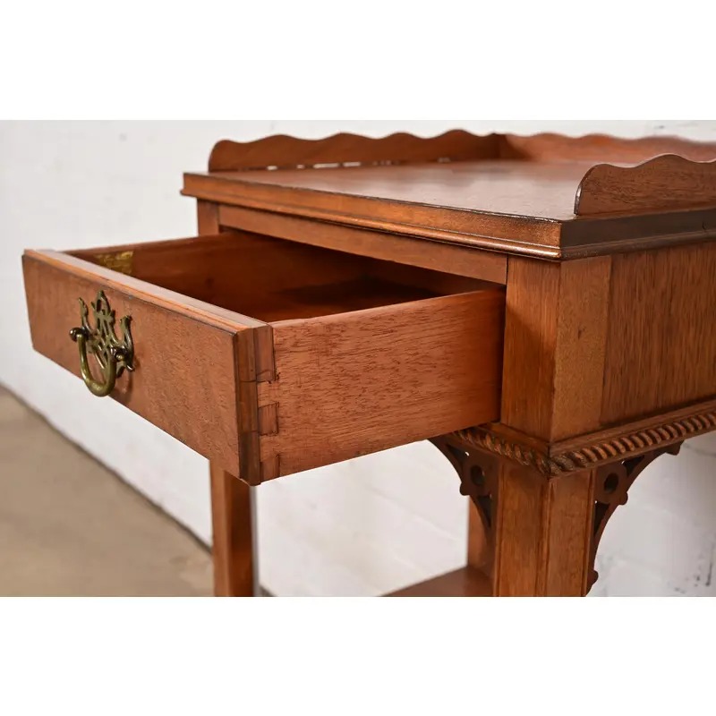 Georgian Carved Mahogany Nightstand or Occasional Side Table by Northern Furniture Co., Circa 1960s - Image 7