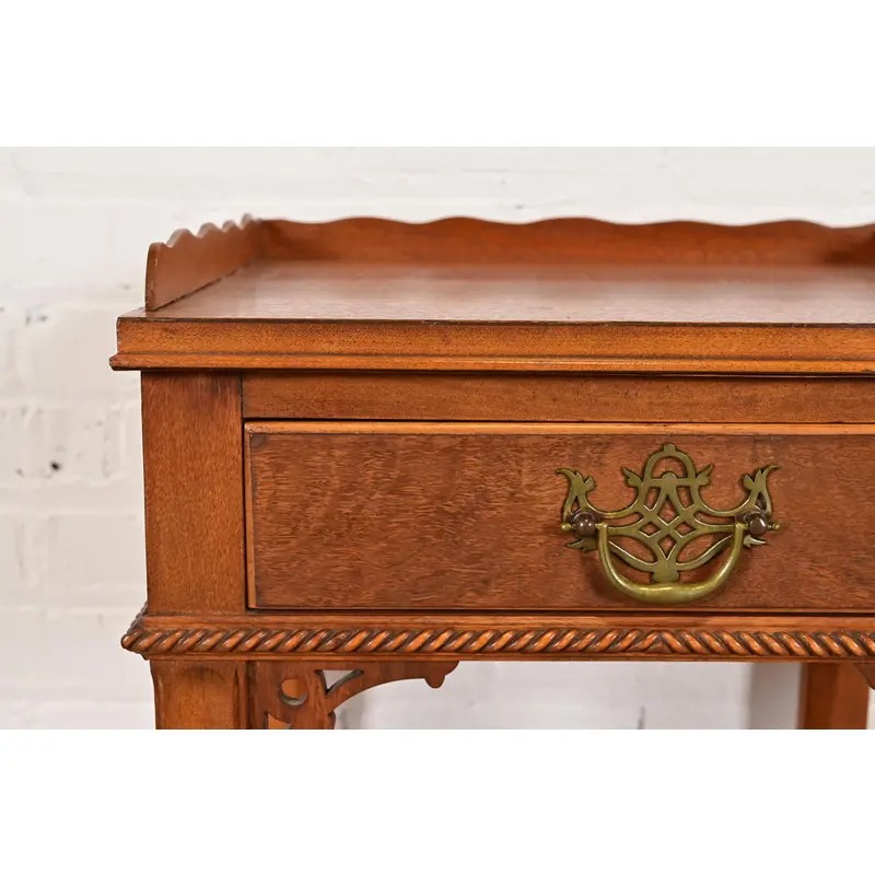 Georgian Carved Mahogany Nightstand or Occasional Side Table by Northern Furniture Co., Circa 1960s - Image 9