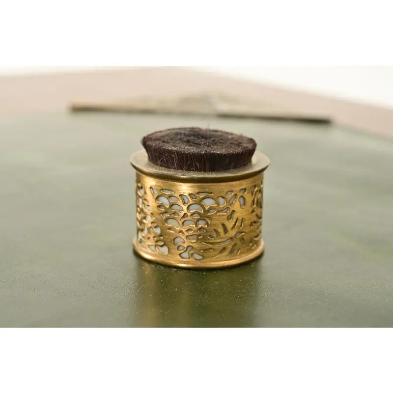 Tiffany Studios New York Grapevine Pattern Bronze Doré and Favrile Slag Glass Pen Brush - Image 3