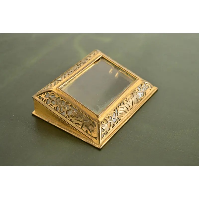 Tiffany Studios New York Grapevine Bronze Doré and Favrile Slag Glass Desk Calendar Holder or Picture Frame - Image 4