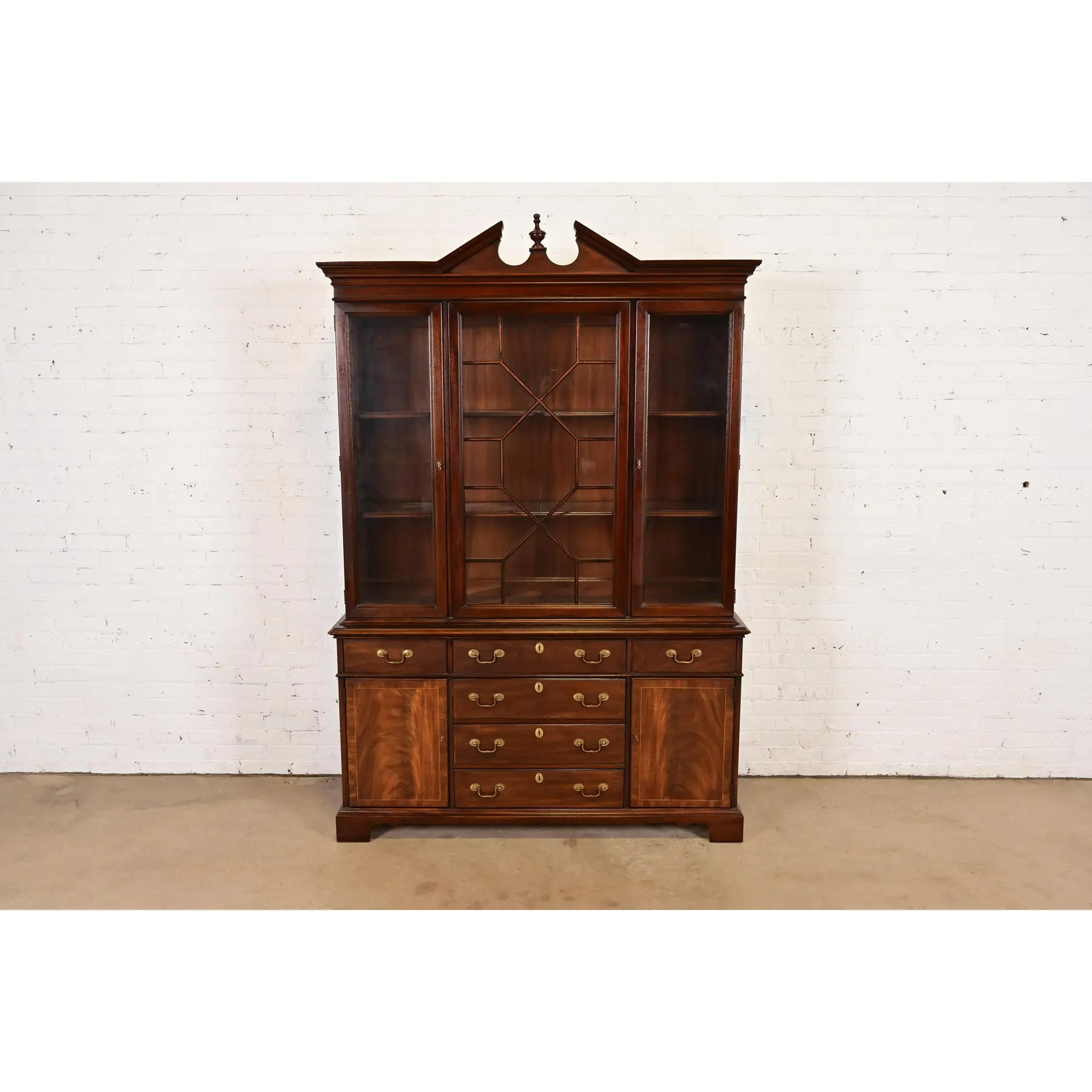 Baker Furniture Style Georgian Flame Mahogany Lighted Breakfront Bookcase Cabinet - Image 2