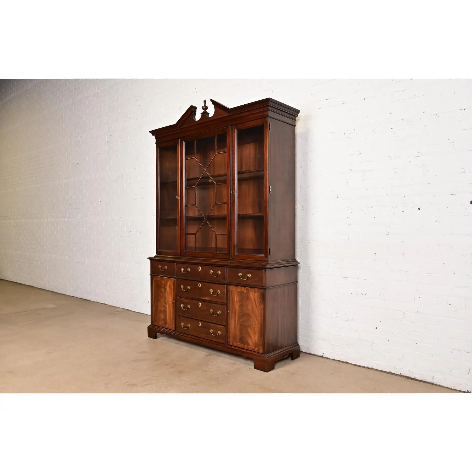 Baker Furniture Style Georgian Flame Mahogany Lighted Breakfront Bookcase Cabinet - Image 3