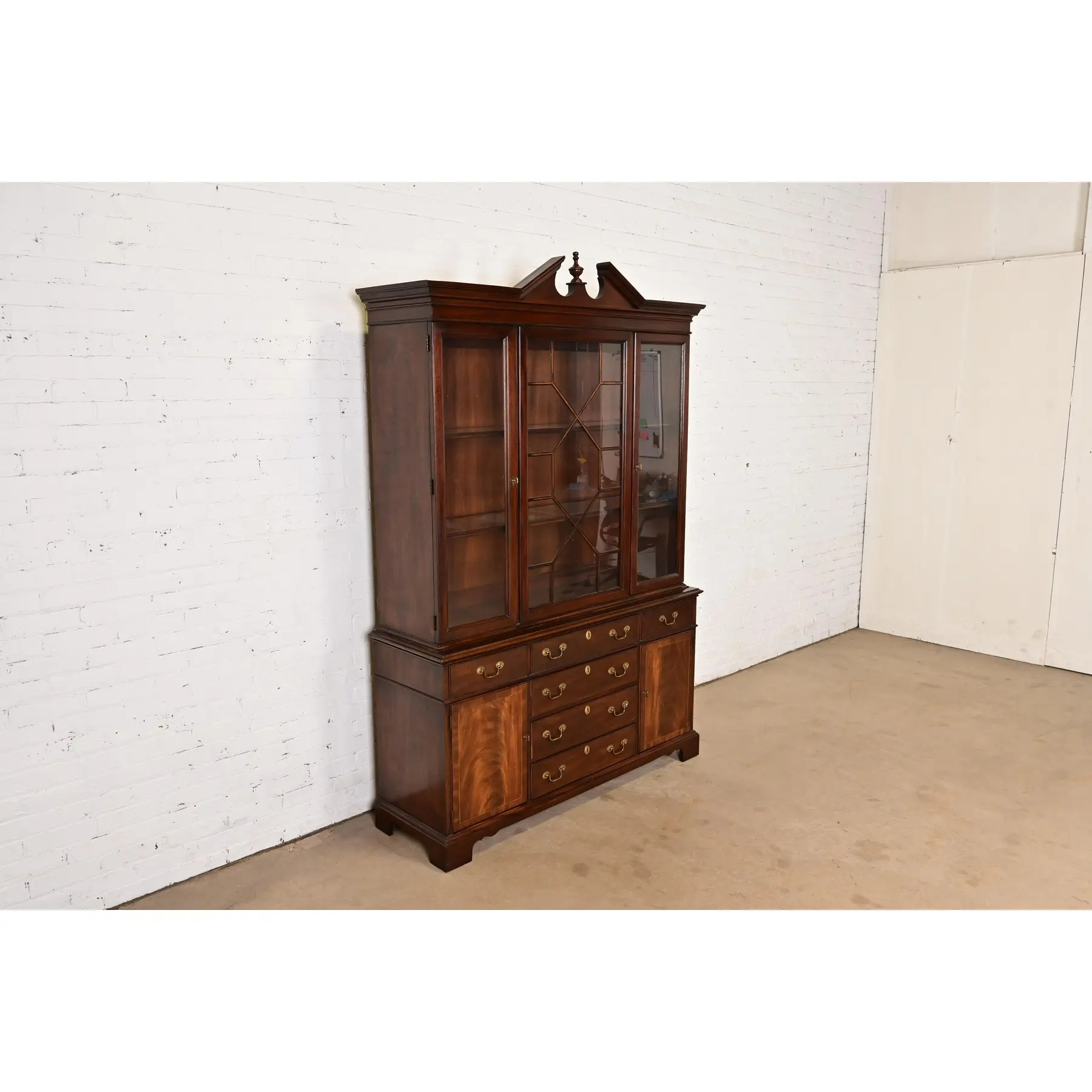 Baker Furniture Style Georgian Flame Mahogany Lighted Breakfront Bookcase Cabinet - Image 4
