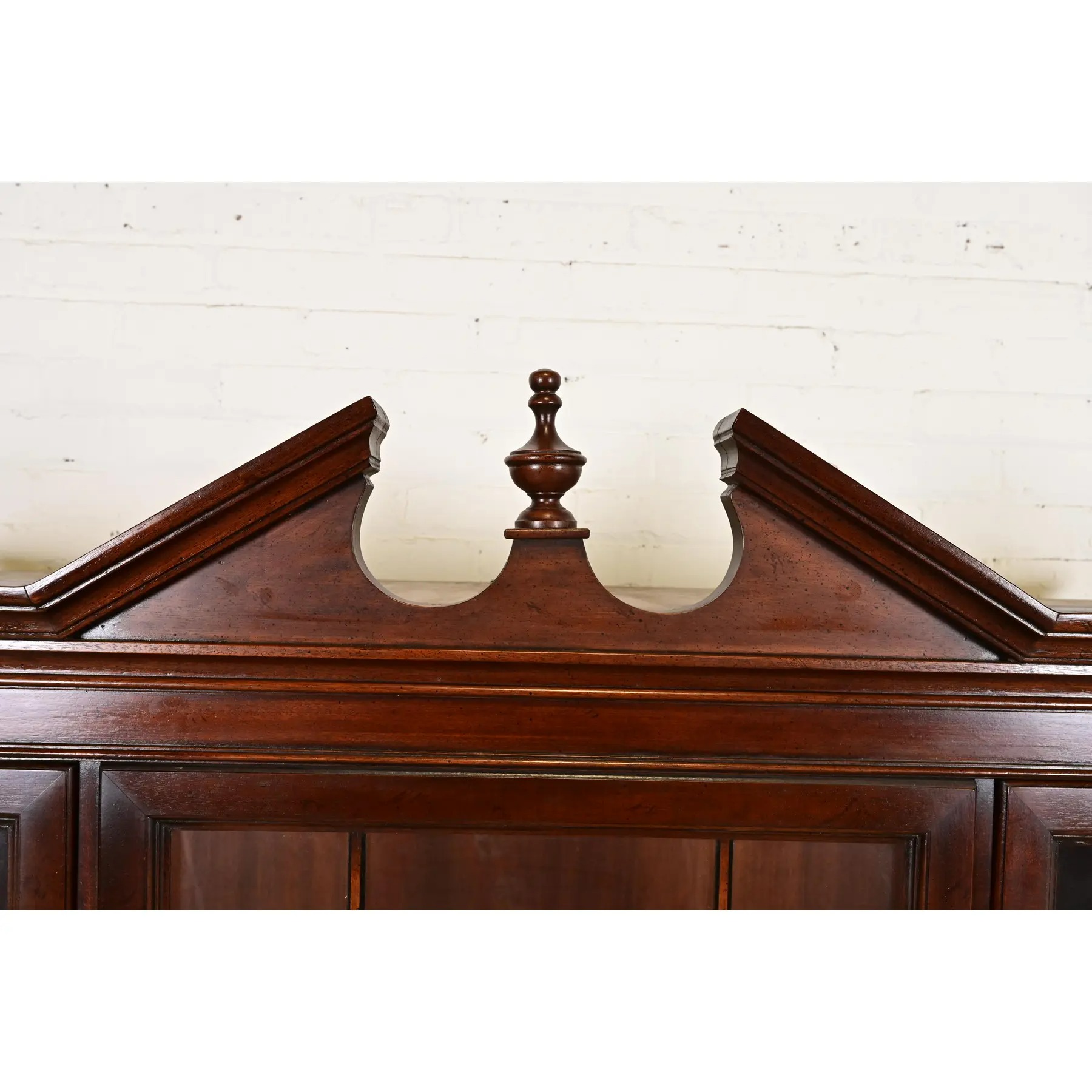 Baker Furniture Style Georgian Flame Mahogany Lighted Breakfront Bookcase Cabinet - Image 11