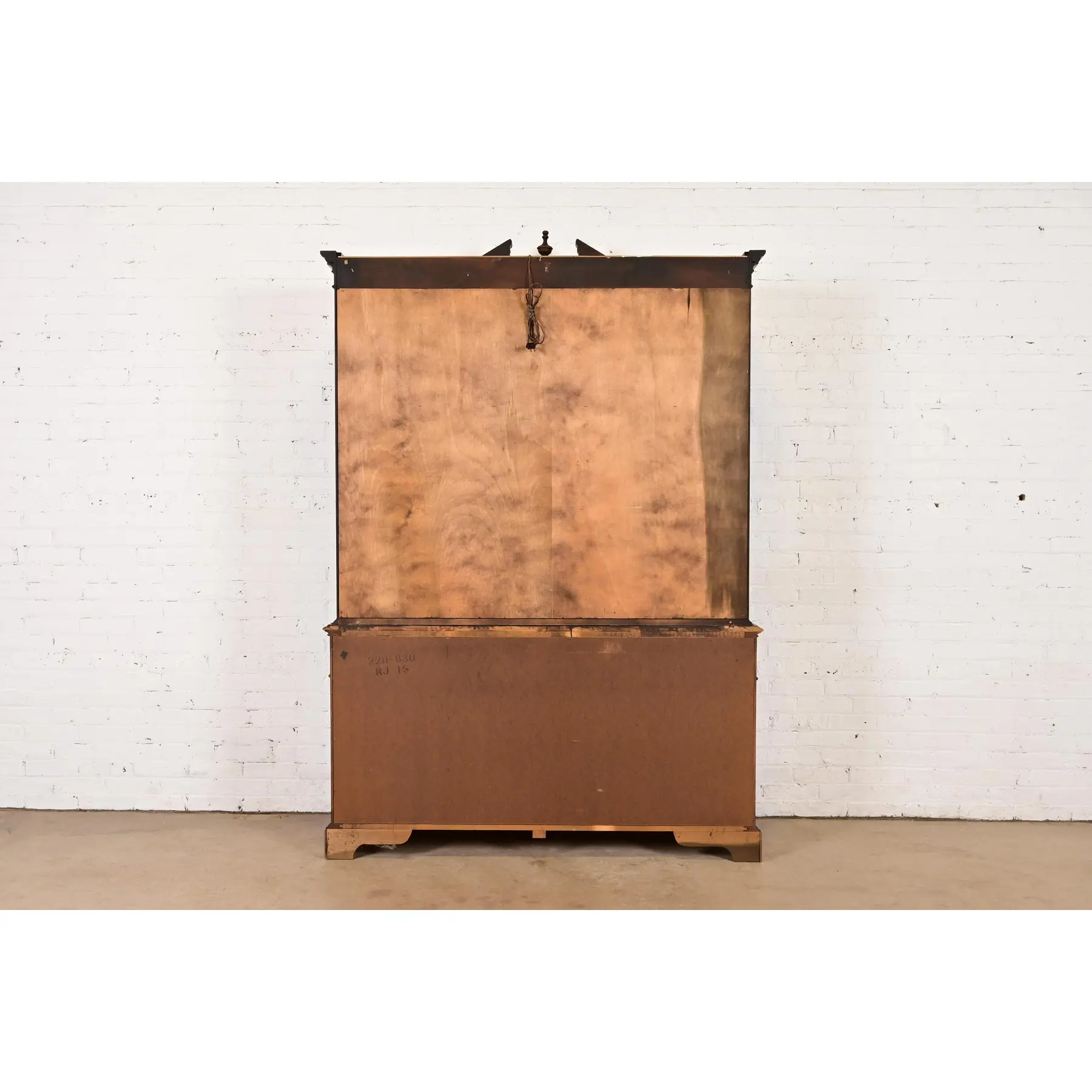 Baker Furniture Style Georgian Flame Mahogany Lighted Breakfront Bookcase Cabinet - Image 14