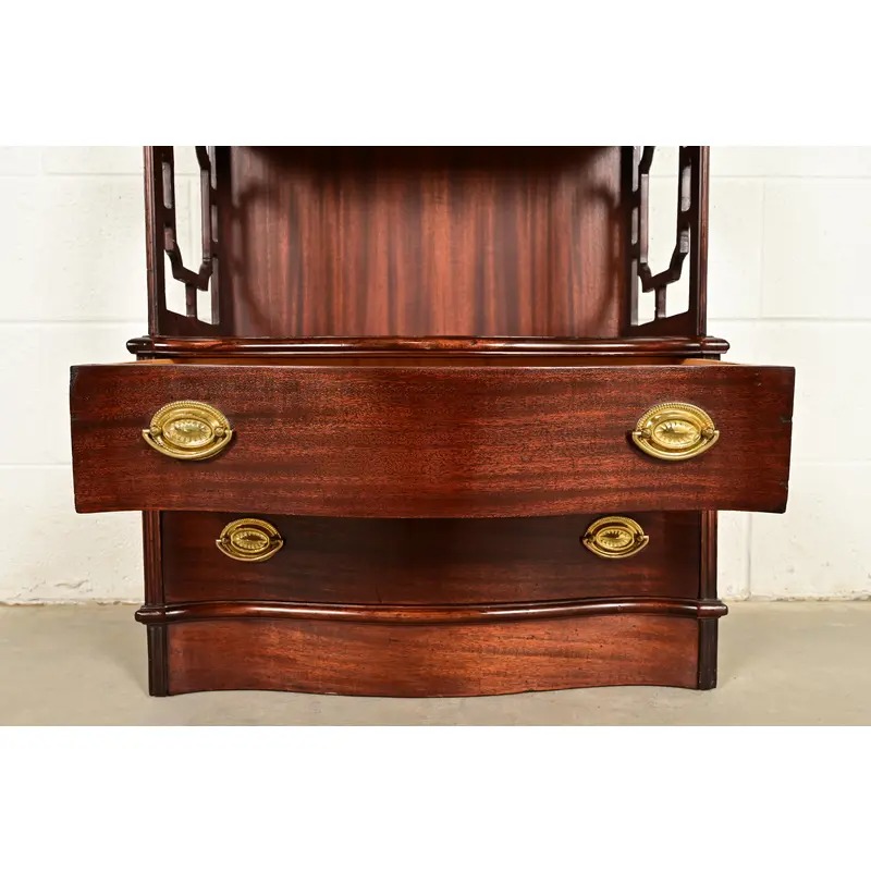 Baker Furniture Style Chinese Chippendale Carved Mahogany Étagère or Bookcase - Image 7