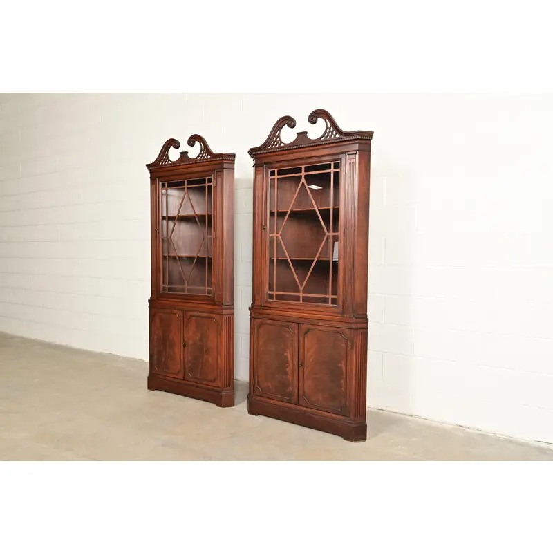 Baker Furniture Style Georgian Flame Mahogany Corner Cabinet, Circa 1940s - Image 10