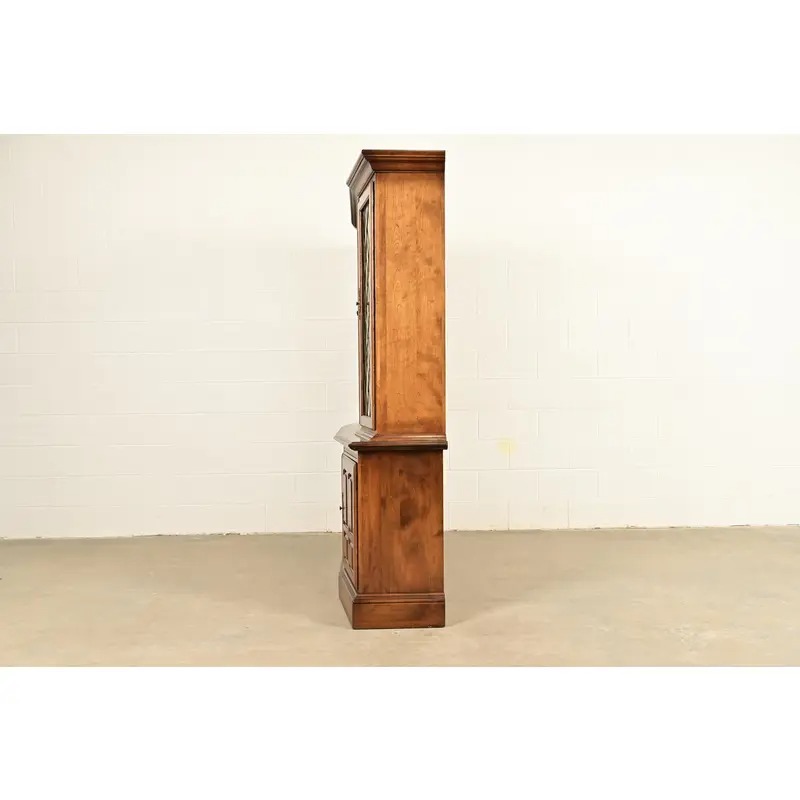 Ethan Allen Georgian Solid Maple Lighted Breakfront Bookcase Cabinet - Image 15