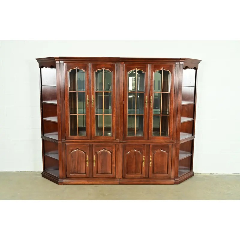 Thomasville Georgian Carved Cherry Wood Lighted Breakfront Bookcase or Display Cabinet - Image 3