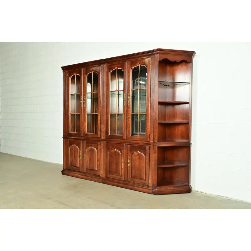 Thomasville Georgian Carved Cherry Wood Lighted Breakfront Bookcase or Display Cabinet - Image 4