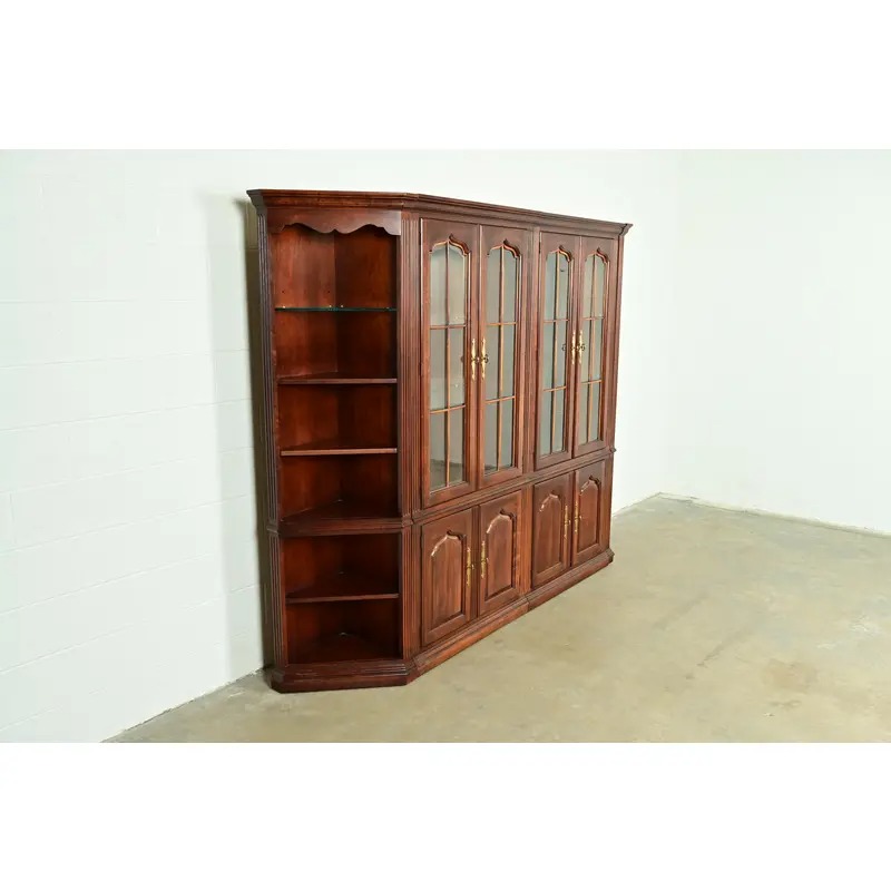 Thomasville Georgian Carved Cherry Wood Lighted Breakfront Bookcase or Display Cabinet - Image 5