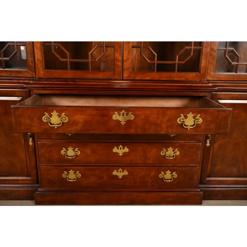 Henredon Georgian Carved Mahogany Breakfront Bookcase Cabinet - Image 7