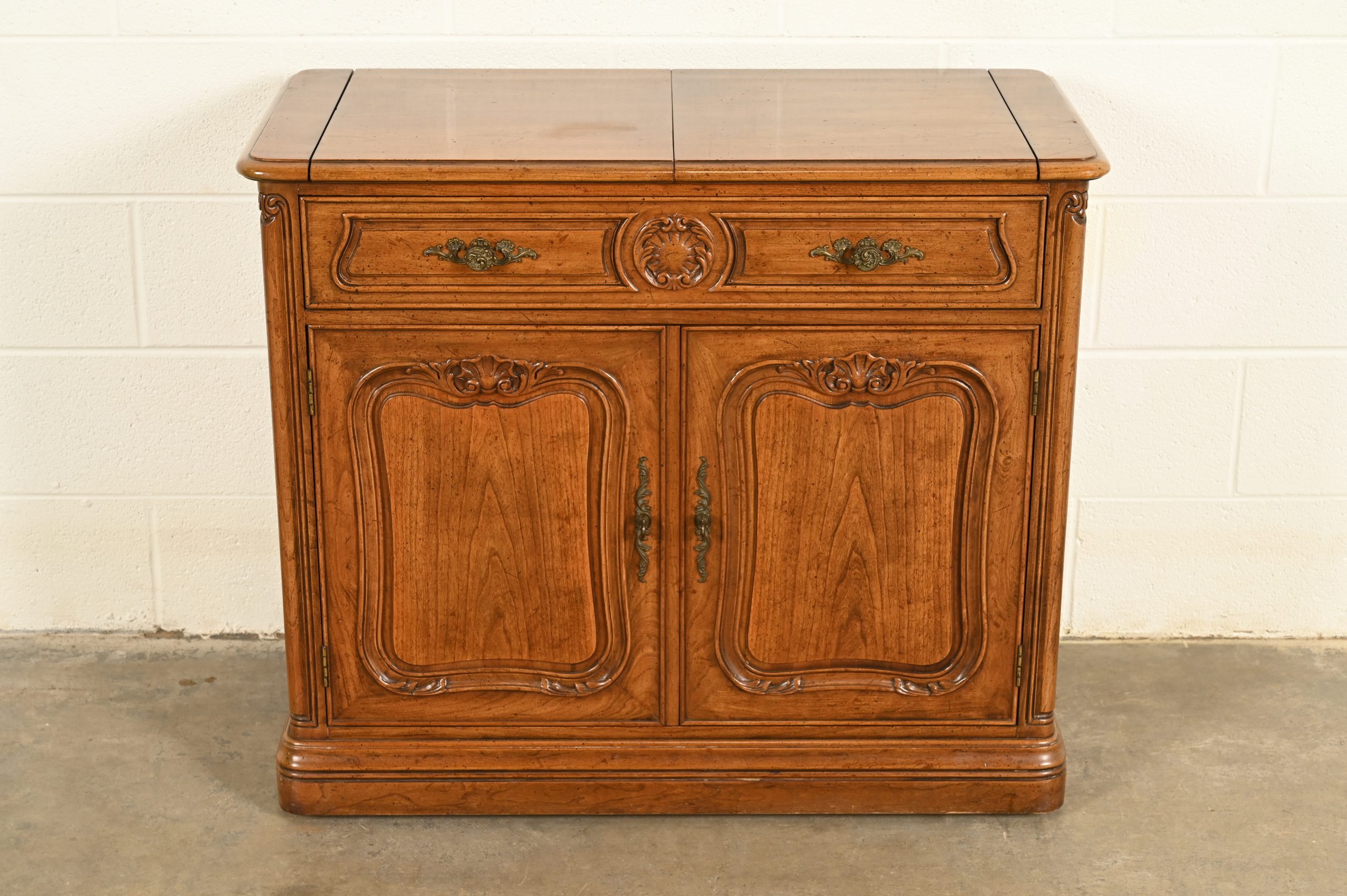 Henredon French Provincial Louis XV Carved Walnut Flip Top Buffet Server or Bar Cabinet, Circa 1970s - Image 2