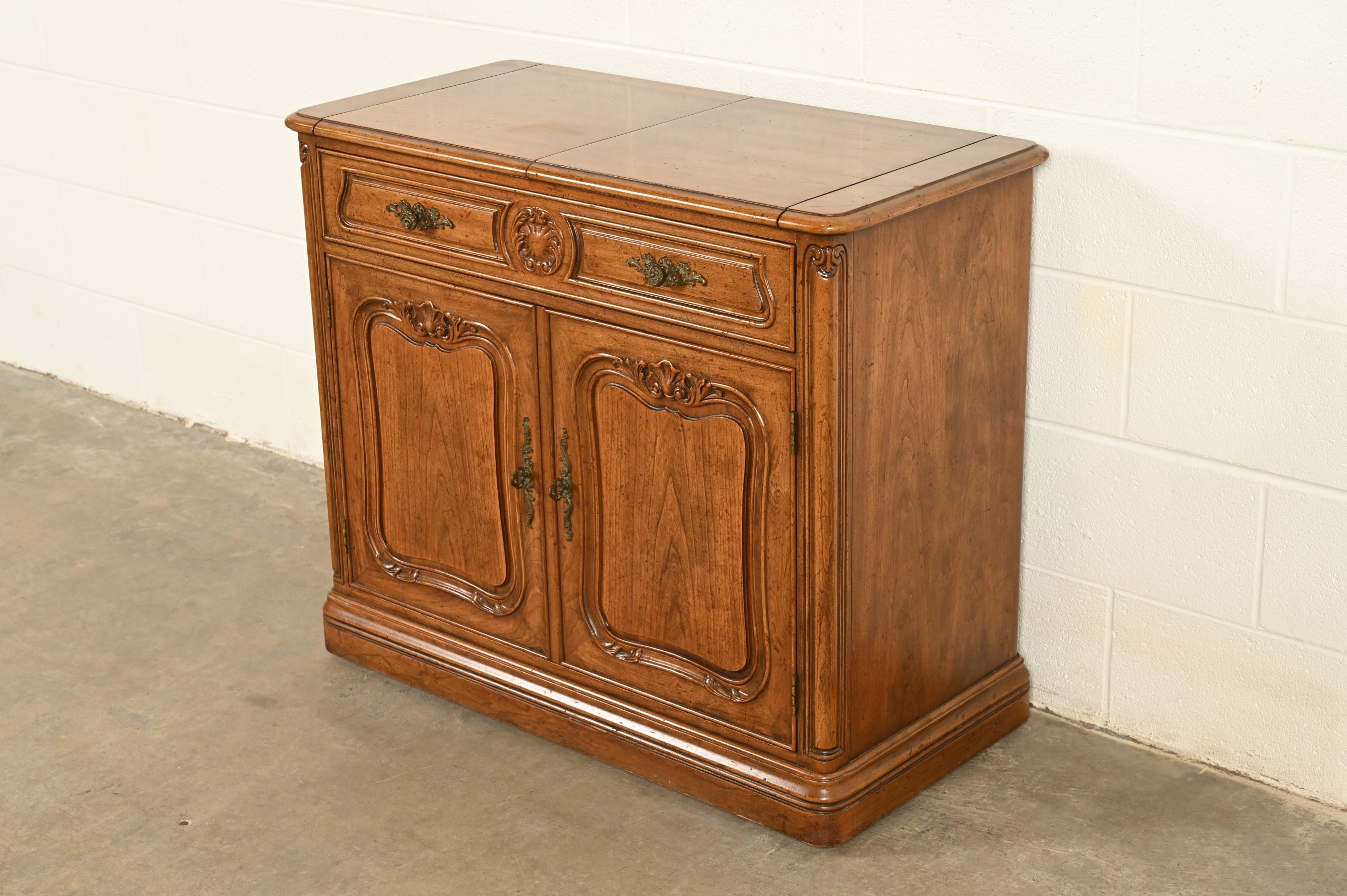 Henredon French Provincial Louis XV Carved Walnut Flip Top Buffet Server or Bar Cabinet, Circa 1970s - Image 4
