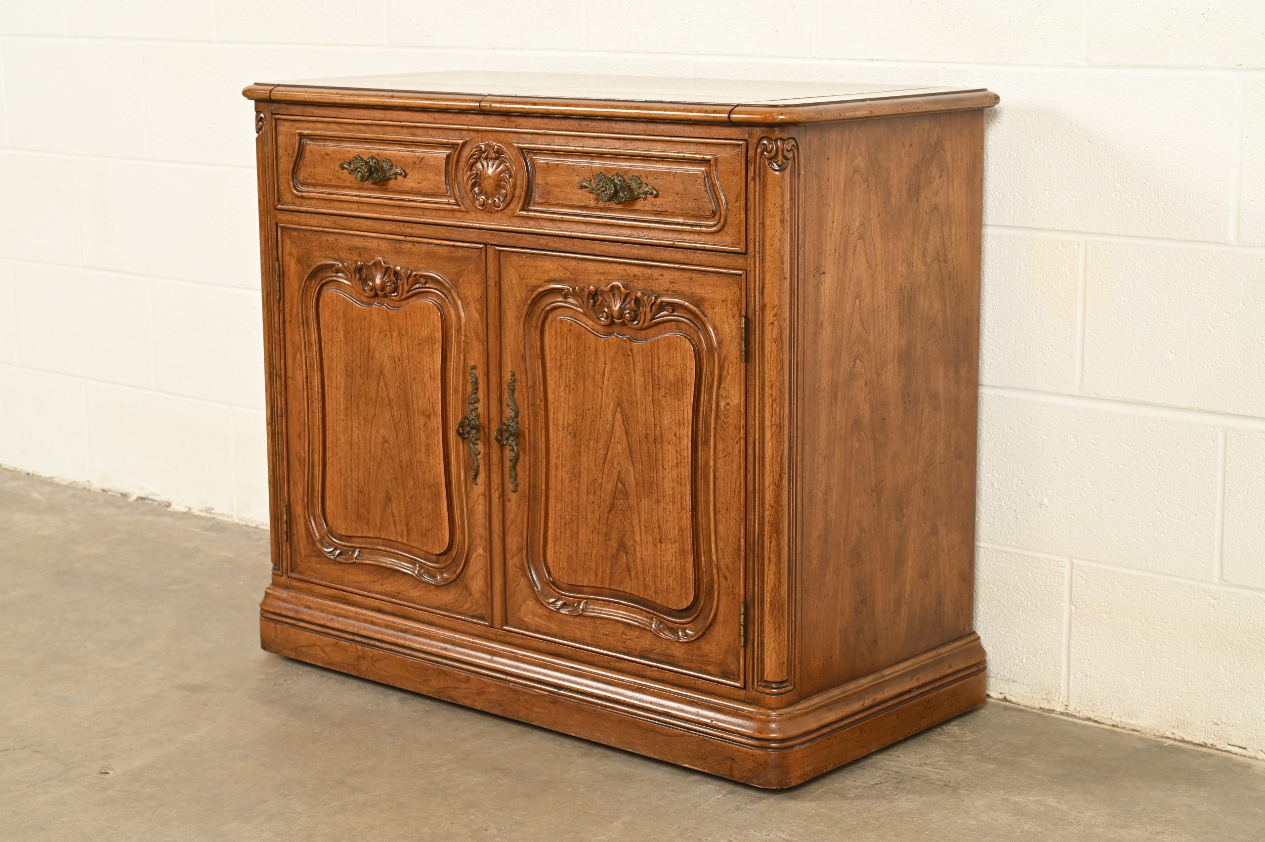 Henredon French Provincial Louis XV Carved Walnut Flip Top Buffet Server or Bar Cabinet, Circa 1970s