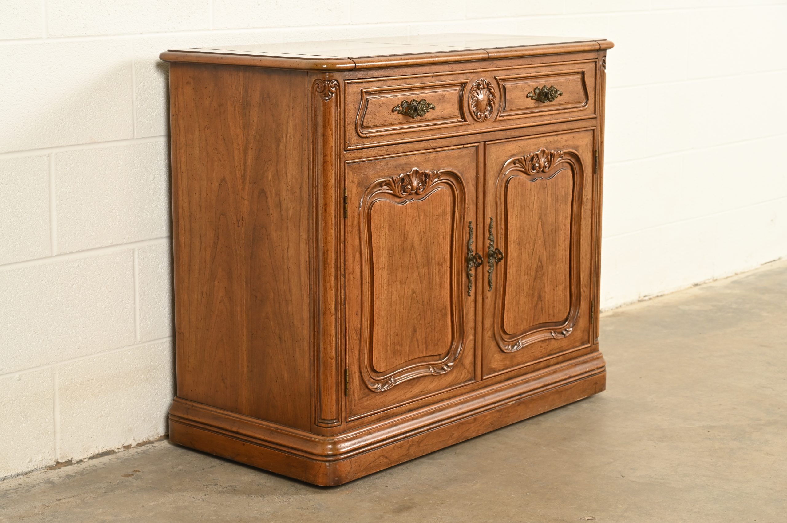 Henredon French Provincial Louis XV Carved Walnut Flip Top Buffet Server or Bar Cabinet, Circa 1970s - Image 3