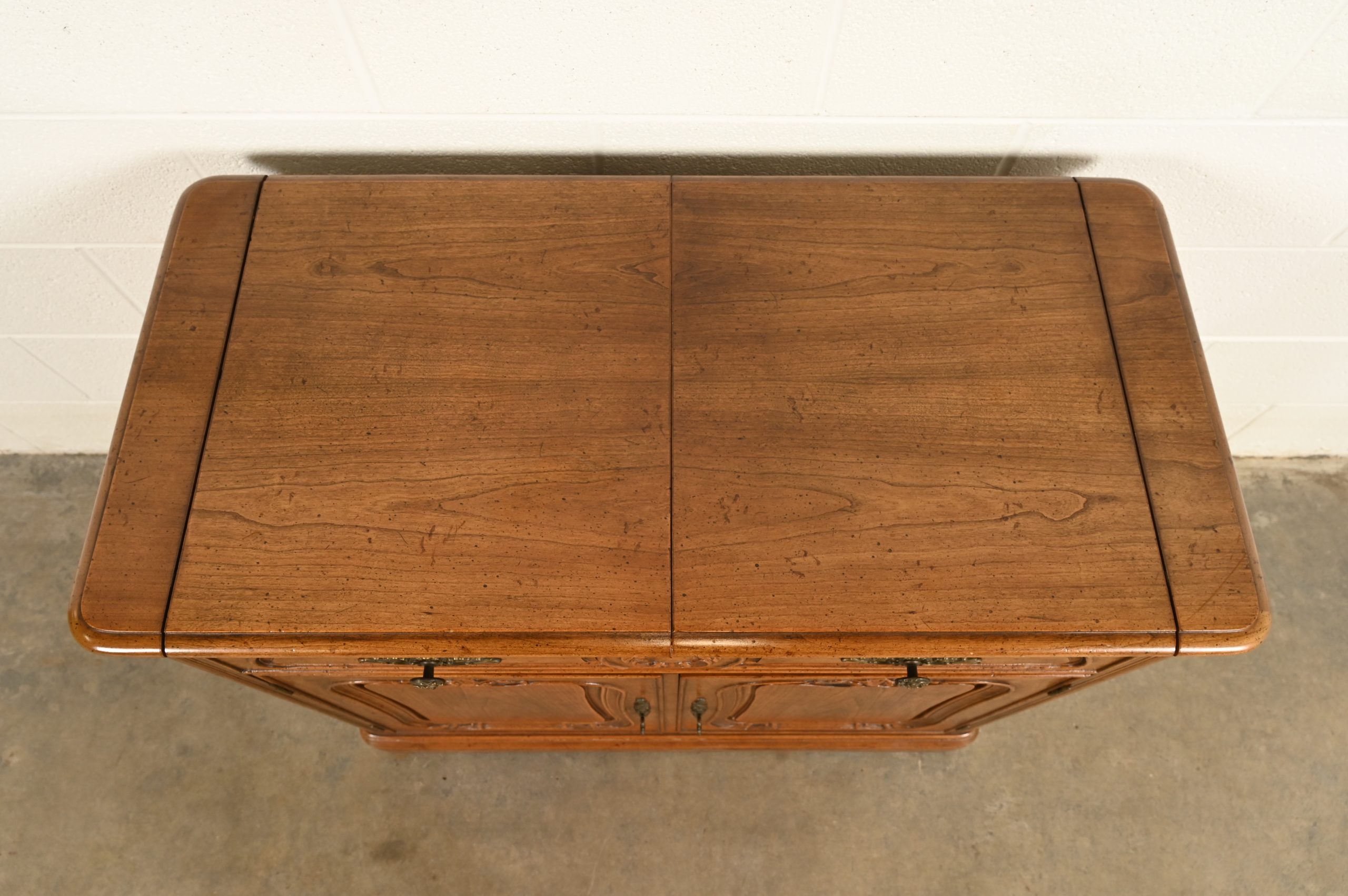 Henredon French Provincial Louis XV Carved Walnut Flip Top Buffet Server or Bar Cabinet, Circa 1970s - Image 14
