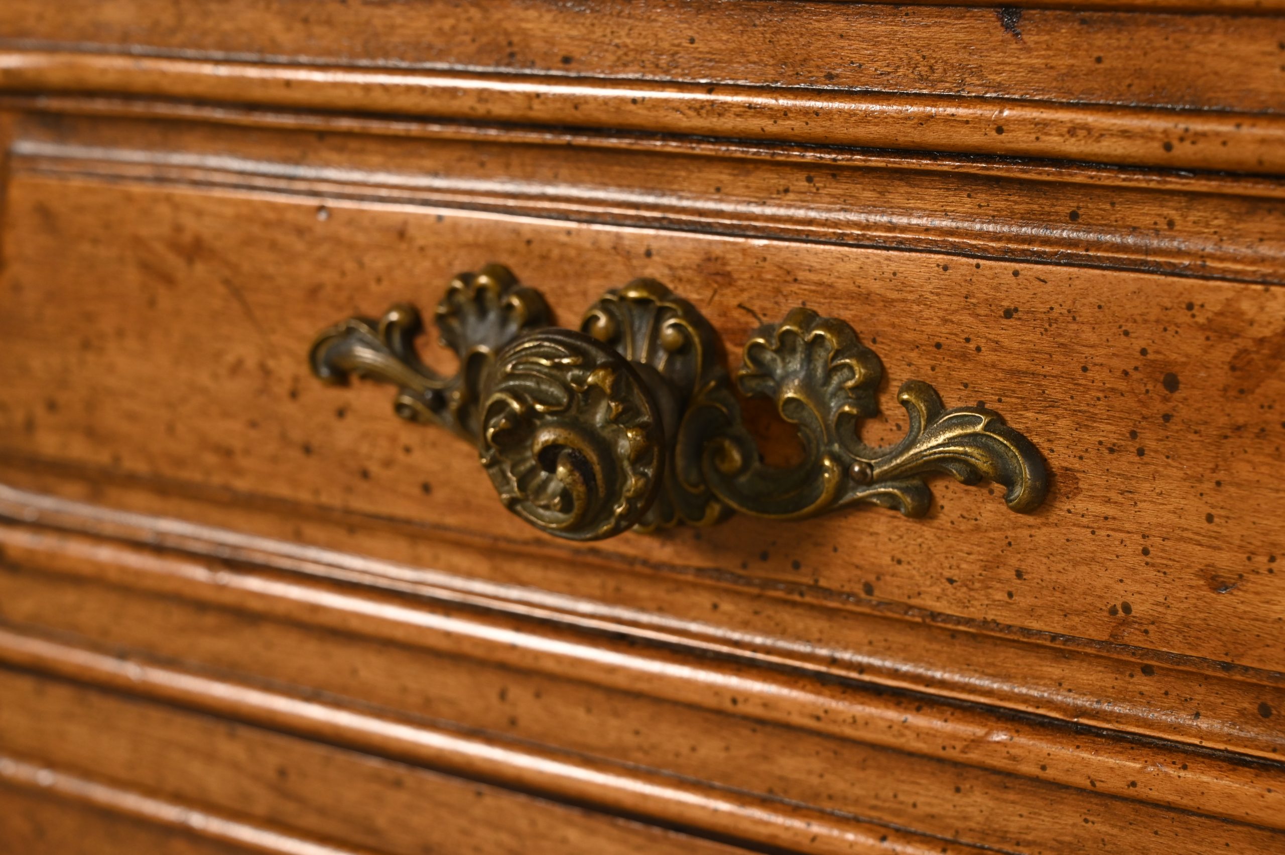 Henredon French Provincial Louis XV Carved Walnut Flip Top Buffet Server or Bar Cabinet, Circa 1970s - Image 13
