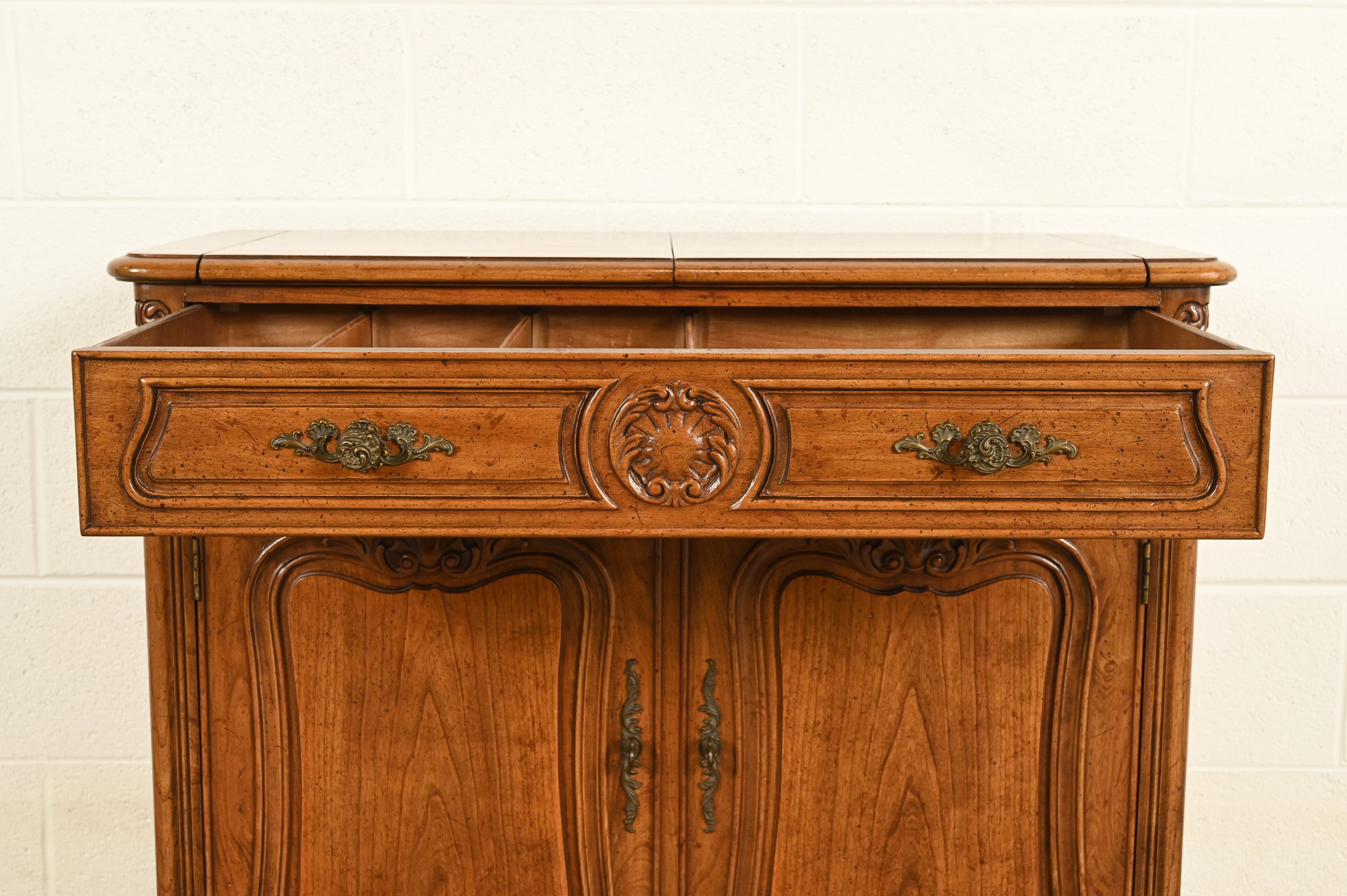 Henredon French Provincial Louis XV Carved Walnut Flip Top Buffet Server or Bar Cabinet, Circa 1970s - Image 9