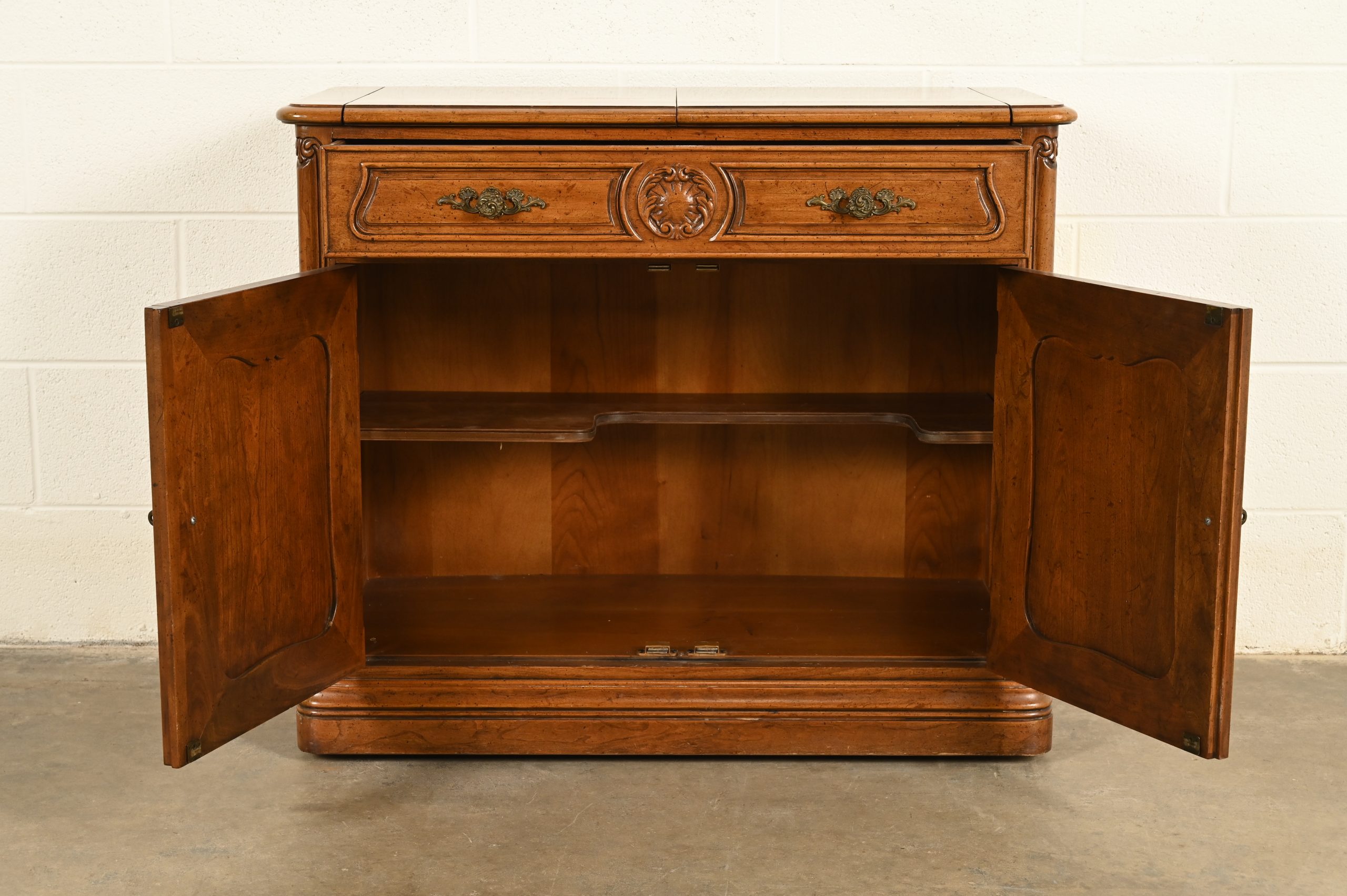Henredon French Provincial Louis XV Carved Walnut Flip Top Buffet Server or Bar Cabinet, Circa 1970s - Image 7