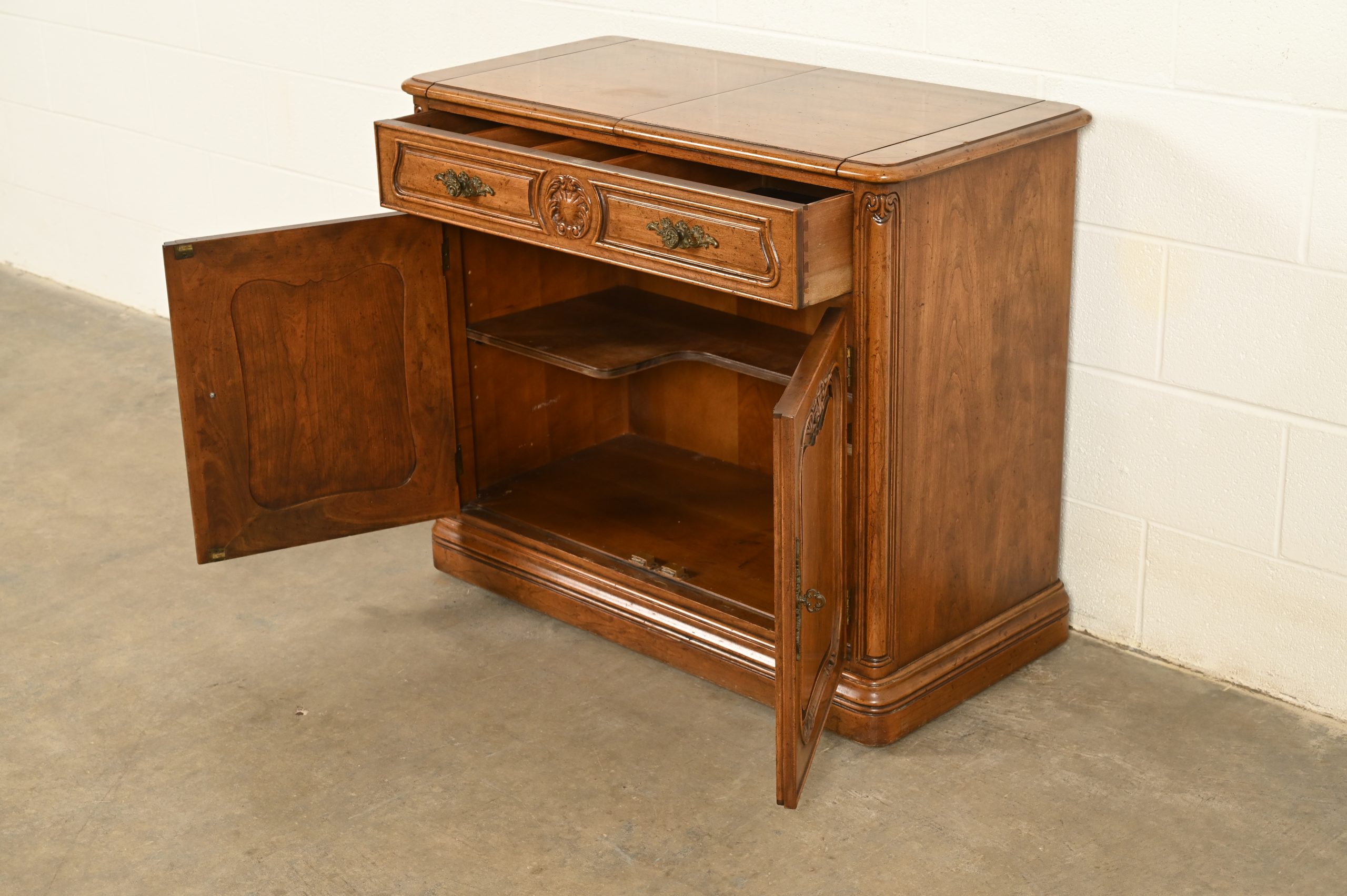 Henredon French Provincial Louis XV Carved Walnut Flip Top Buffet Server or Bar Cabinet, Circa 1970s - Image 8