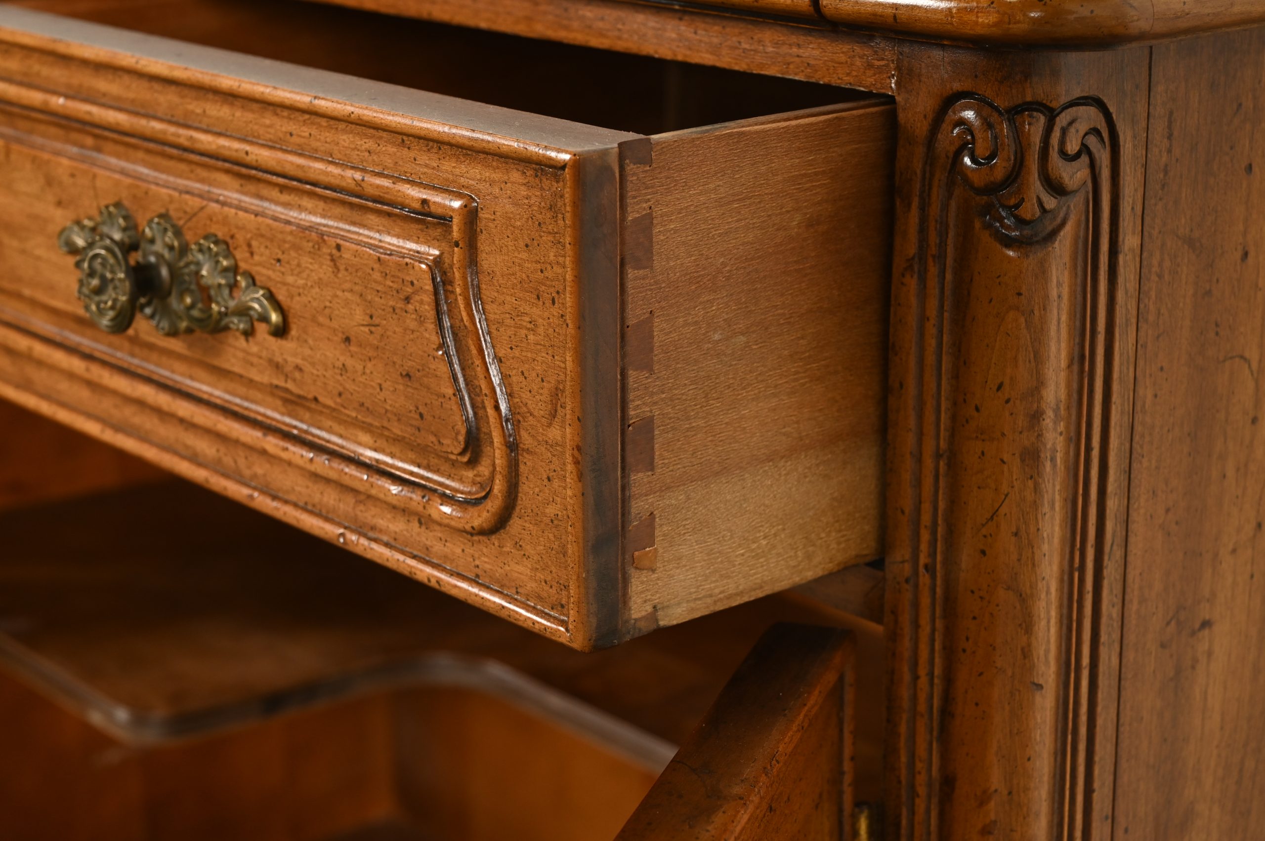 Henredon French Provincial Louis XV Carved Walnut Flip Top Buffet Server or Bar Cabinet, Circa 1970s - Image 11