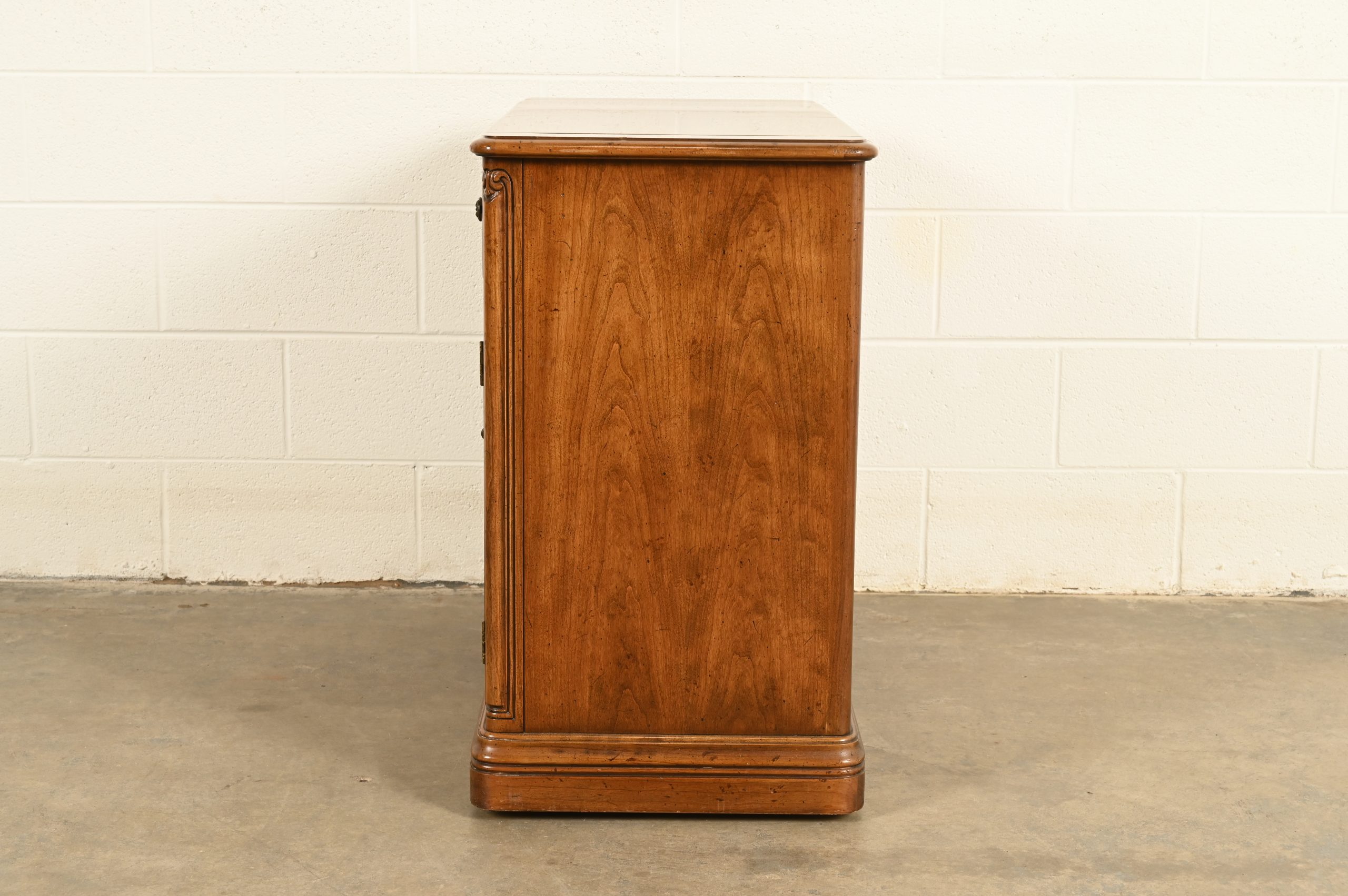 Henredon French Provincial Louis XV Carved Walnut Flip Top Buffet Server or Bar Cabinet, Circa 1970s - Image 15