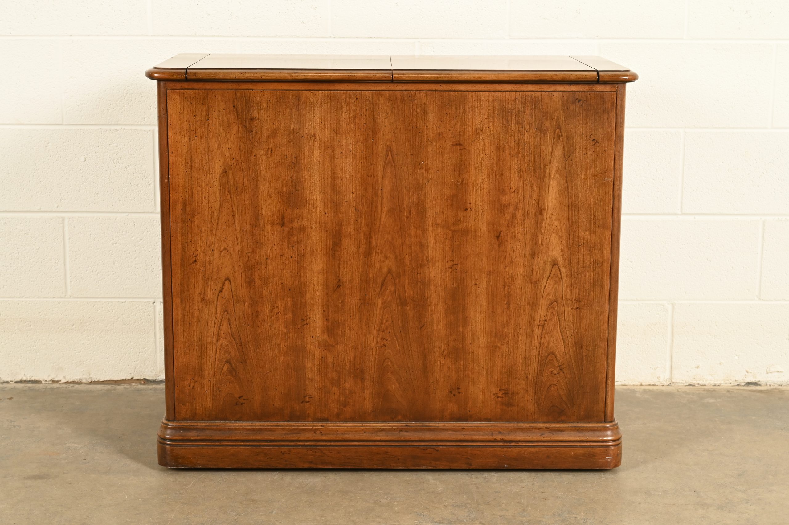 Henredon French Provincial Louis XV Carved Walnut Flip Top Buffet Server or Bar Cabinet, Circa 1970s - Image 16