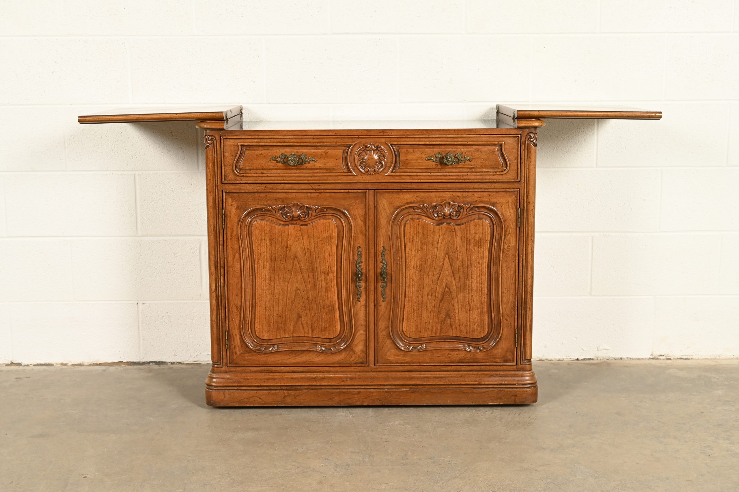 Henredon French Provincial Louis XV Carved Walnut Flip Top Buffet Server or Bar Cabinet, Circa 1970s - Image 5