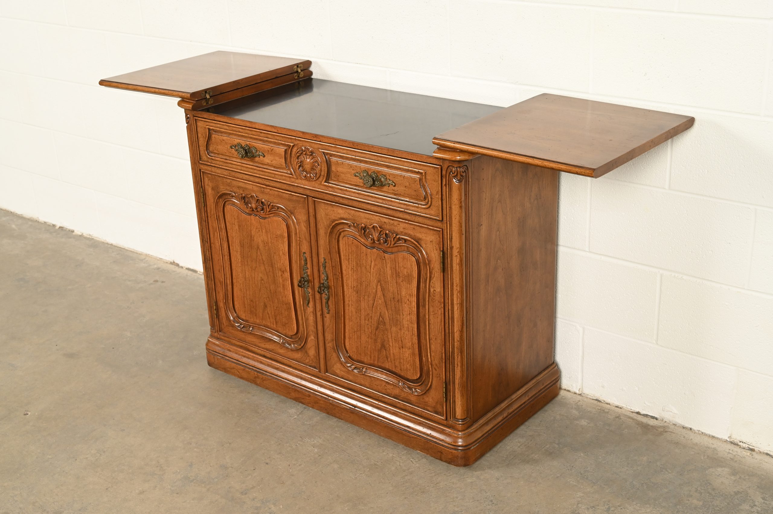 Henredon French Provincial Louis XV Carved Walnut Flip Top Buffet Server or Bar Cabinet, Circa 1970s - Image 6