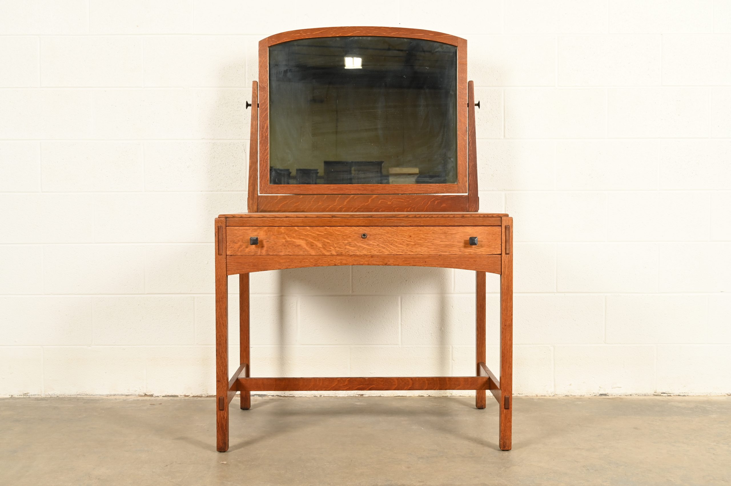Limbert Antique Mission Oak Arts & Crafts Vanity or Dressing Table With Mirror, Circa 1910
