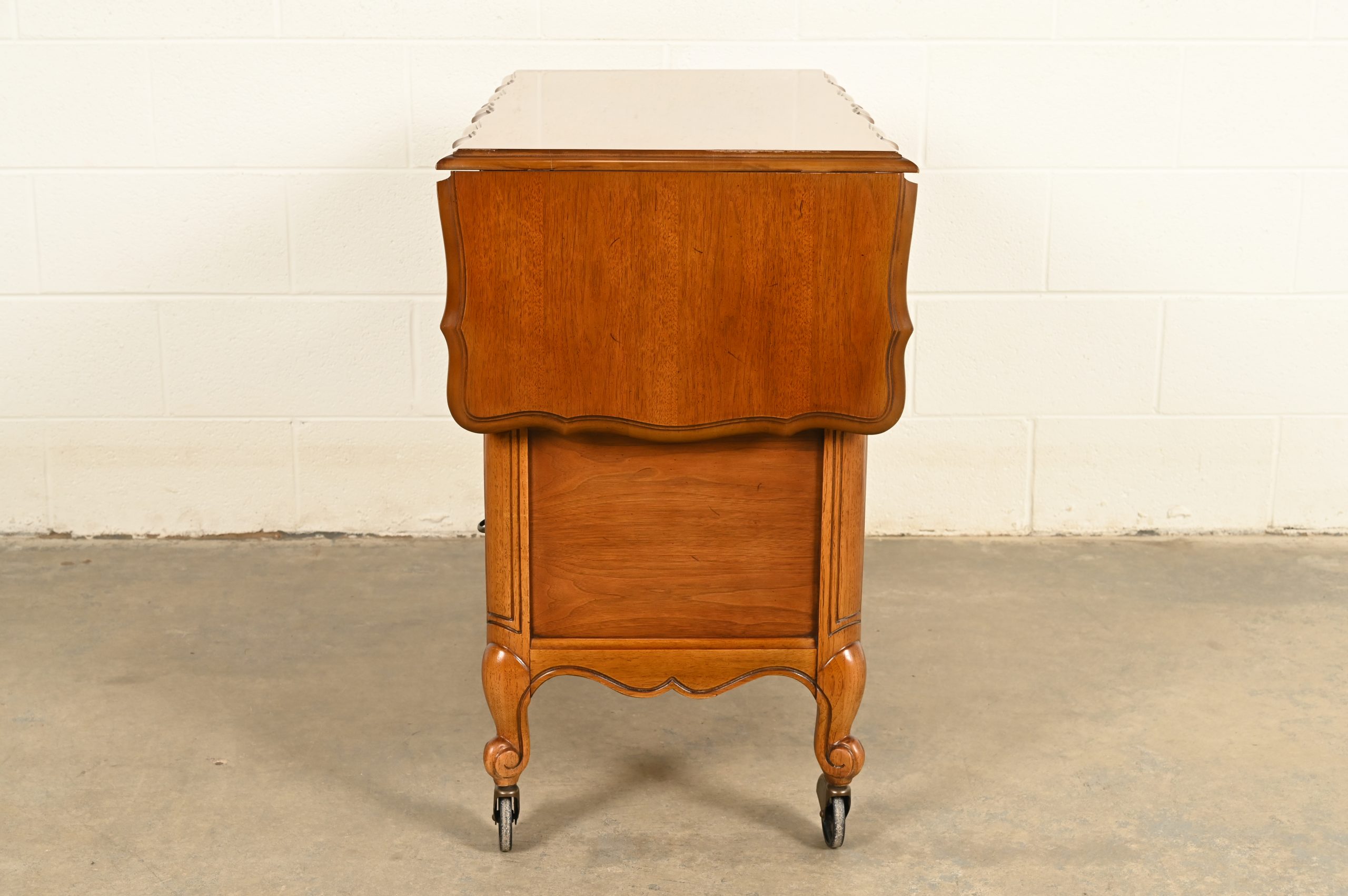 Thomasville French Provincial Louis XV Carved Walnut Buffet Server or Bar Cart, Circa 1970s - Image 15
