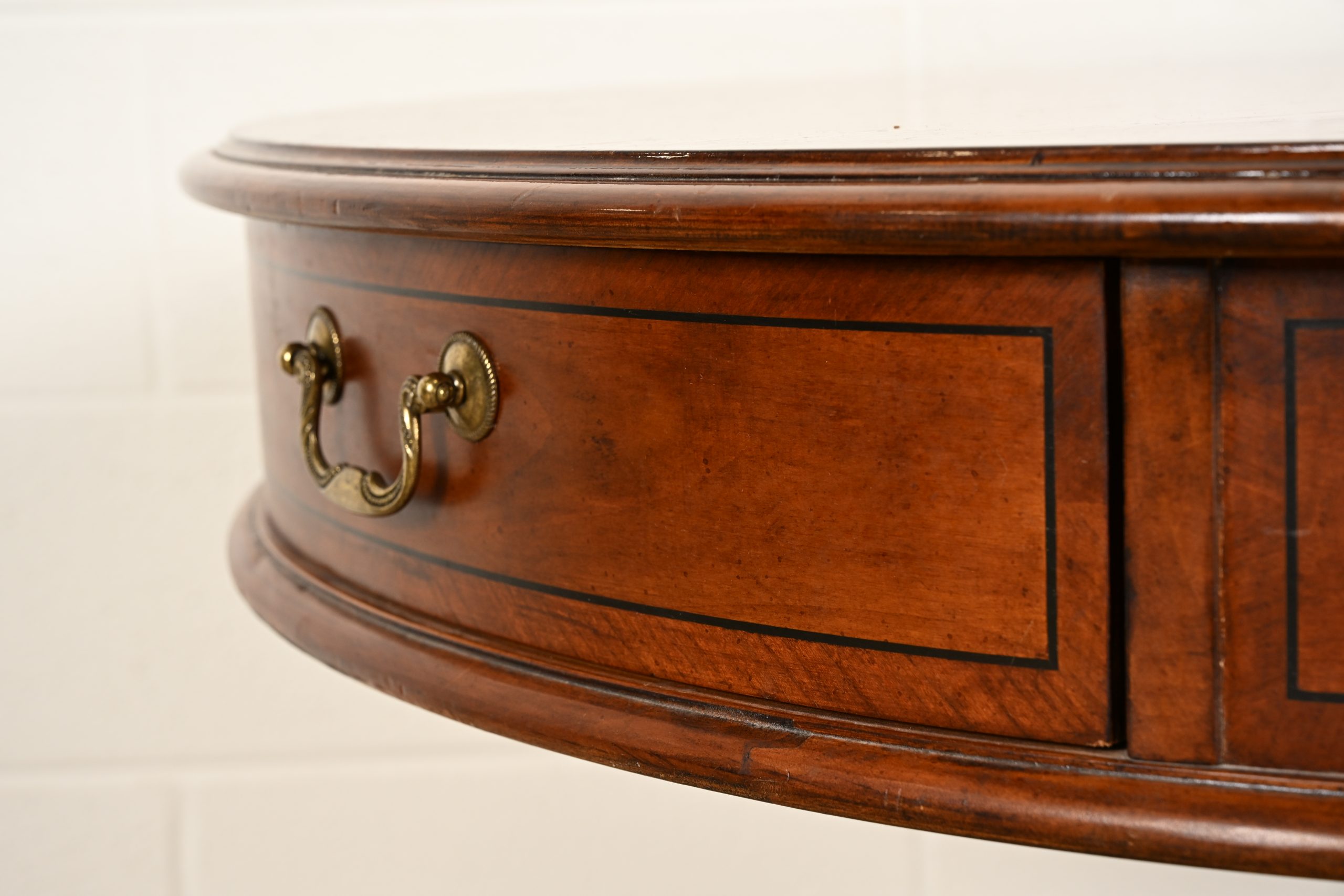 Hekman Georgian Banded Cherry Wood Pedestal Drum Side Table or Tea Table, Circa 1980s - Image 6