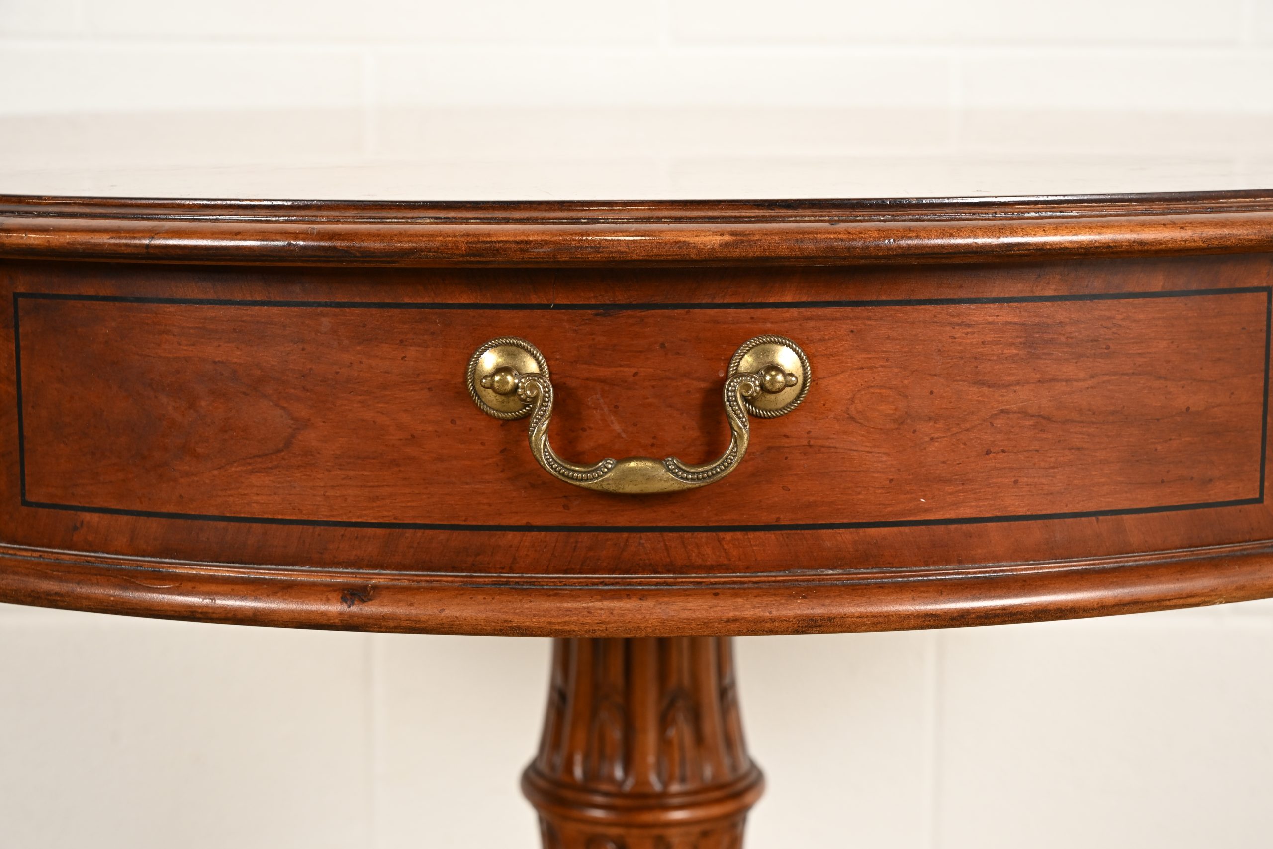 Hekman Georgian Banded Cherry Wood Pedestal Drum Side Table or Tea Table, Circa 1980s - Image 5