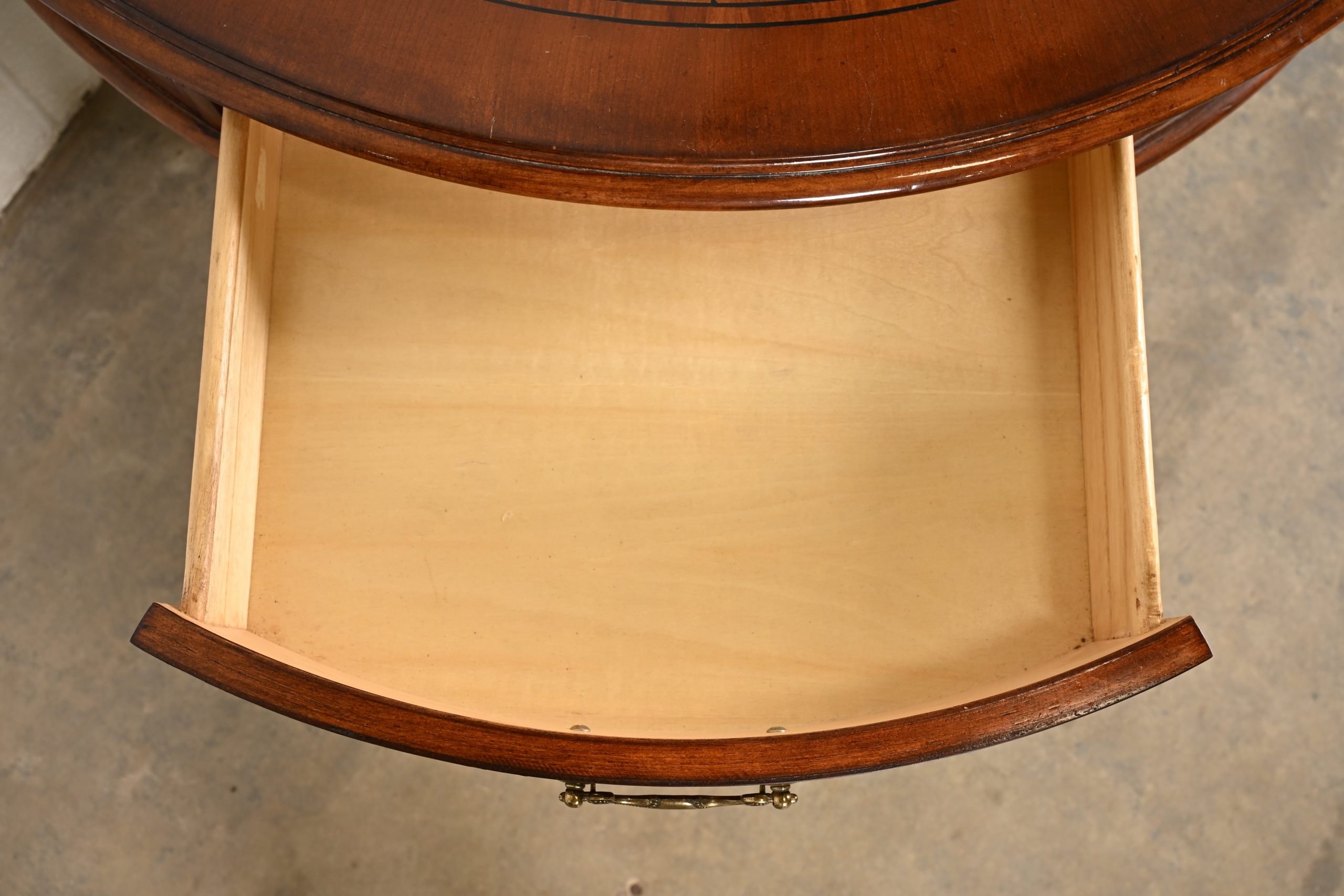 Hekman Georgian Banded Cherry Wood Pedestal Drum Side Table or Tea Table, Circa 1980s - Image 8